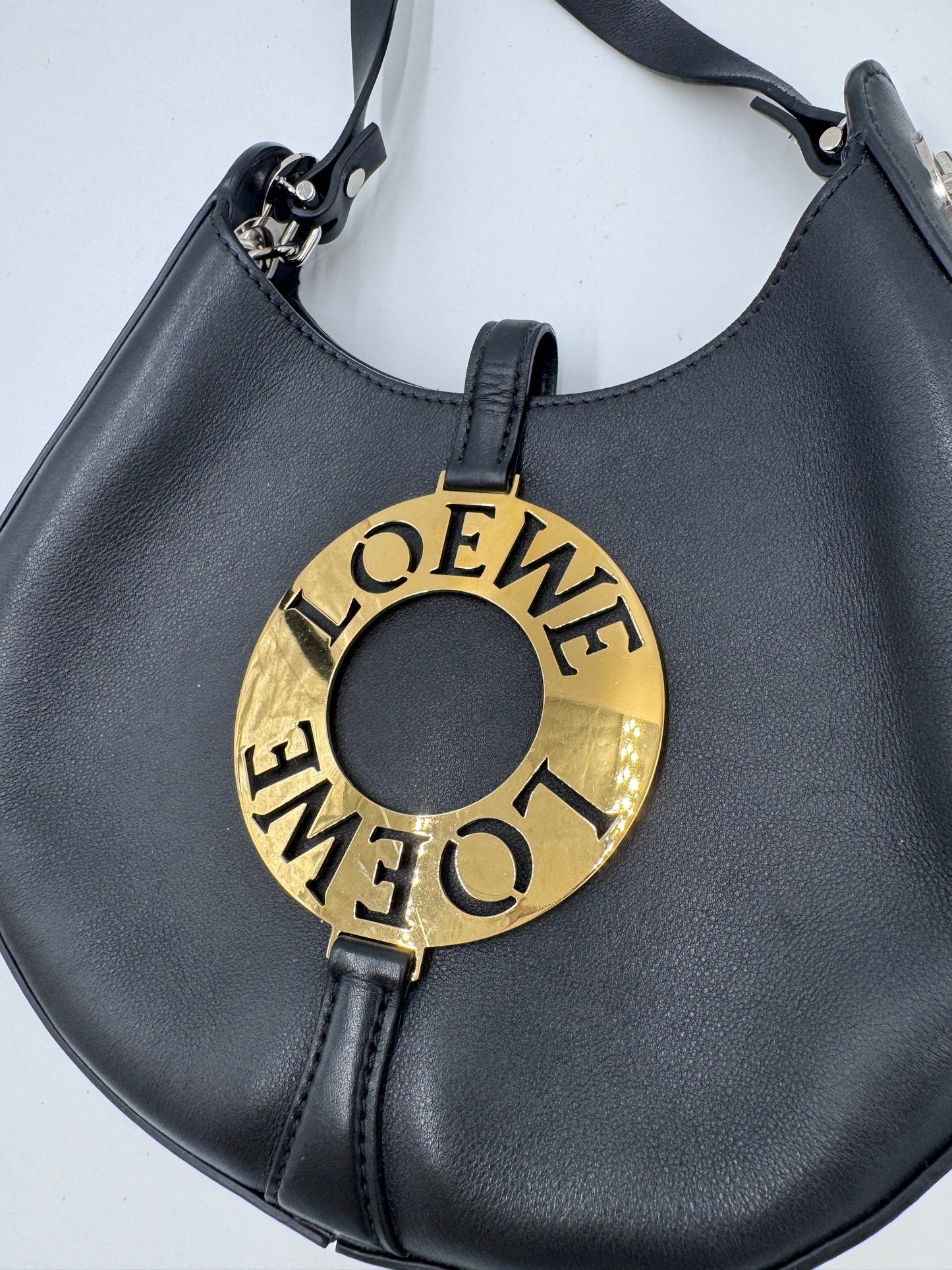 Metallelemente der Loewe Joyce Bag (schwarz), hochwertig verarbeitet.