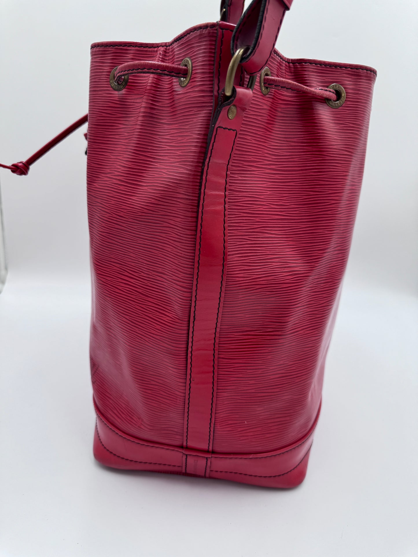 Seitliche Perspektive der preloved Louis Vuitton Noe Grande, betont das elegante Profil.