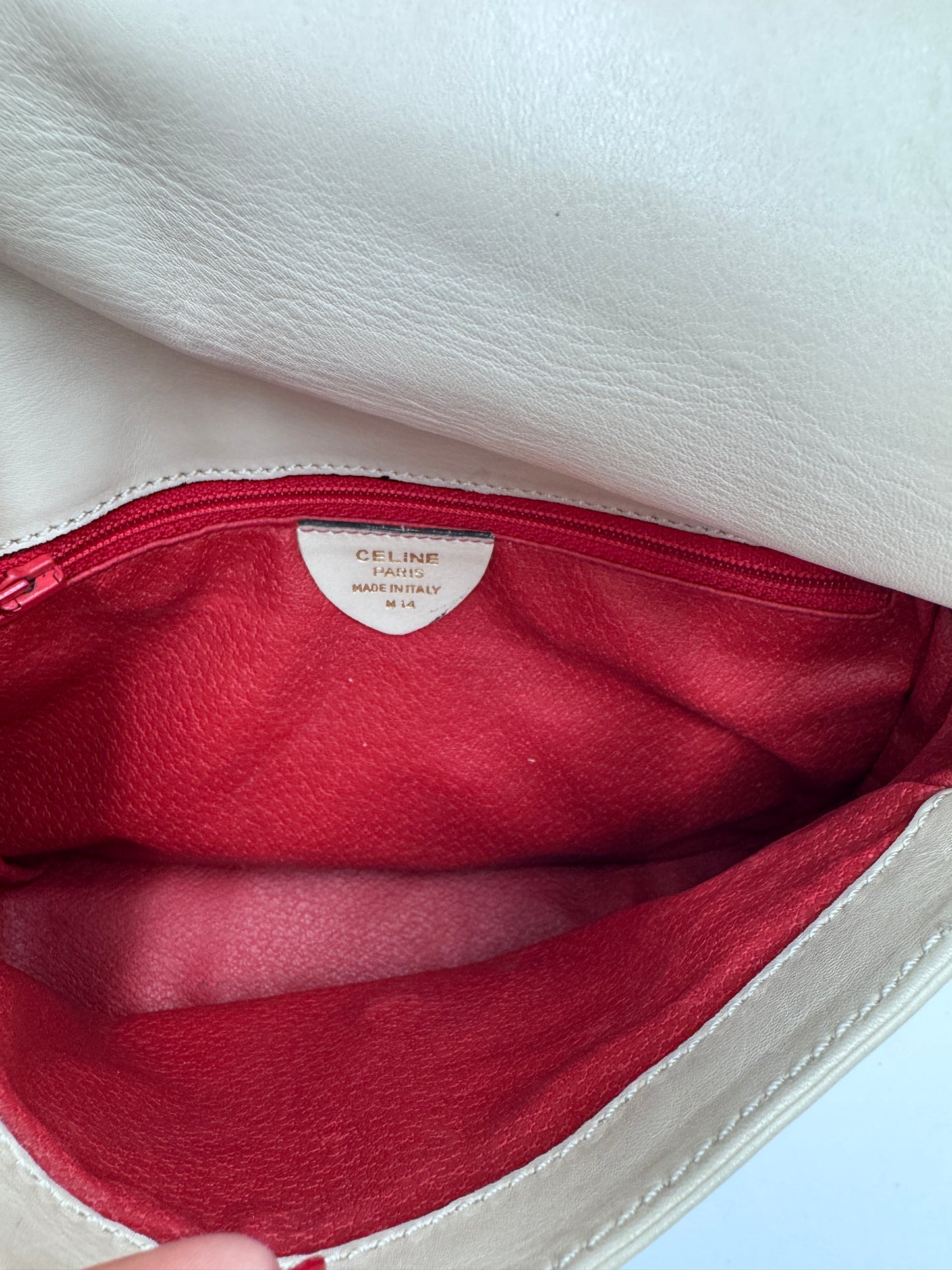 Innenraum der gebrauchte Celine Shoulder Bag, elegant in rot ausgeführt.