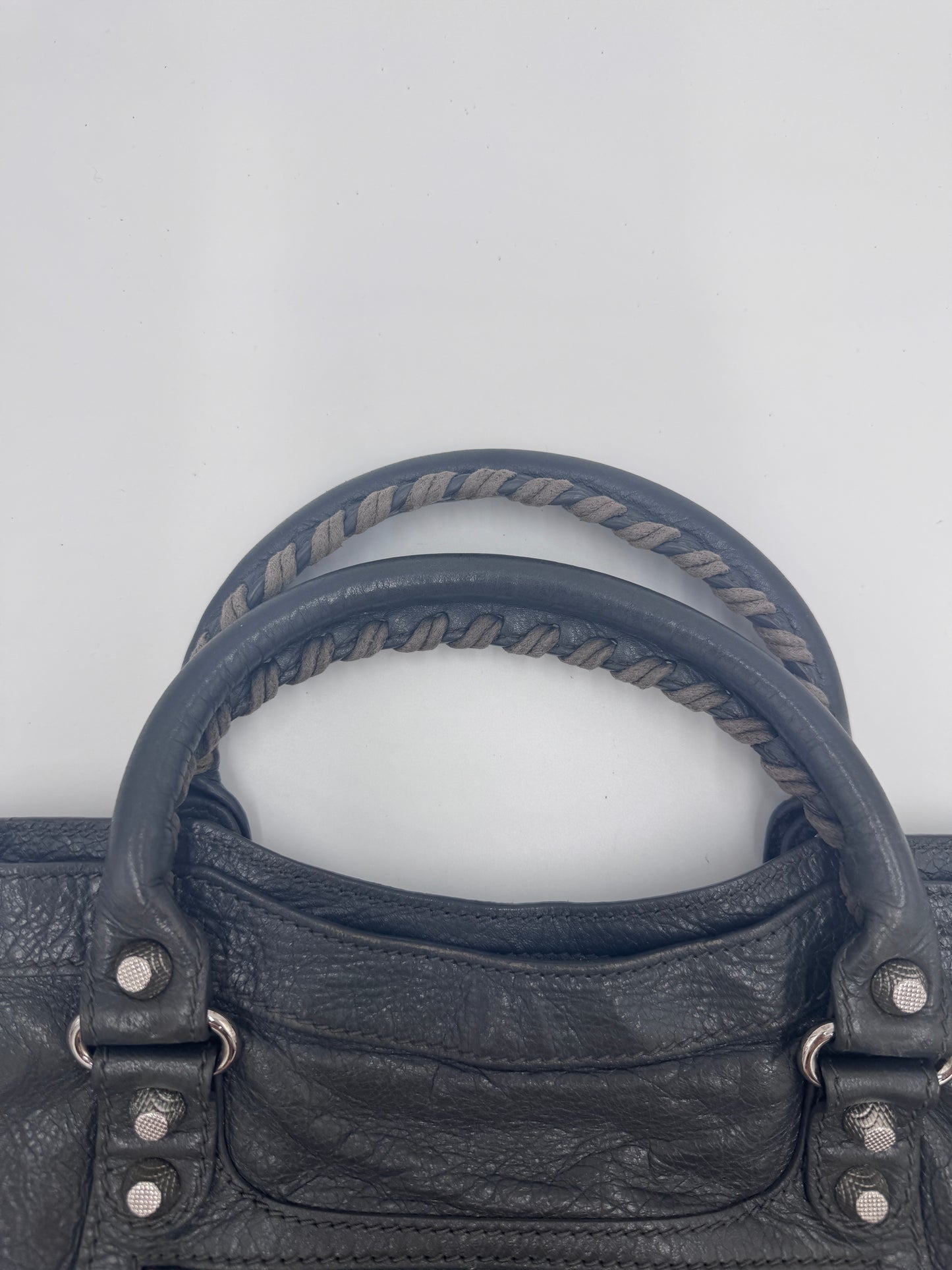 Ansicht der Henkel Balenciaga The City Schultertasche, Details des grauen Leders