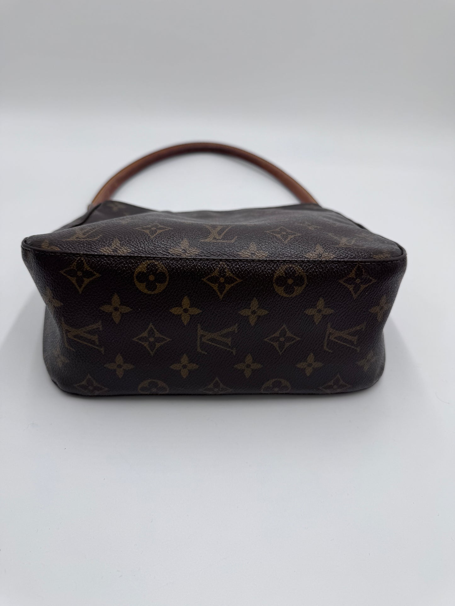 Taschenboden der pre-owned Louis Vuitton Mini Looping – robuste Basis in monogram.