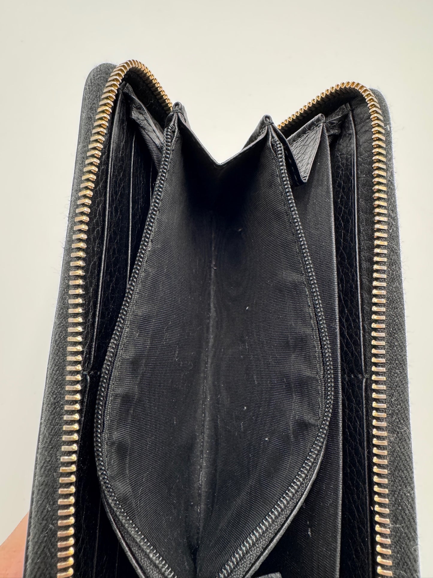 Blick ins Innere der schwarz preloved Gucci Portemonnaie (Portemonnaie).