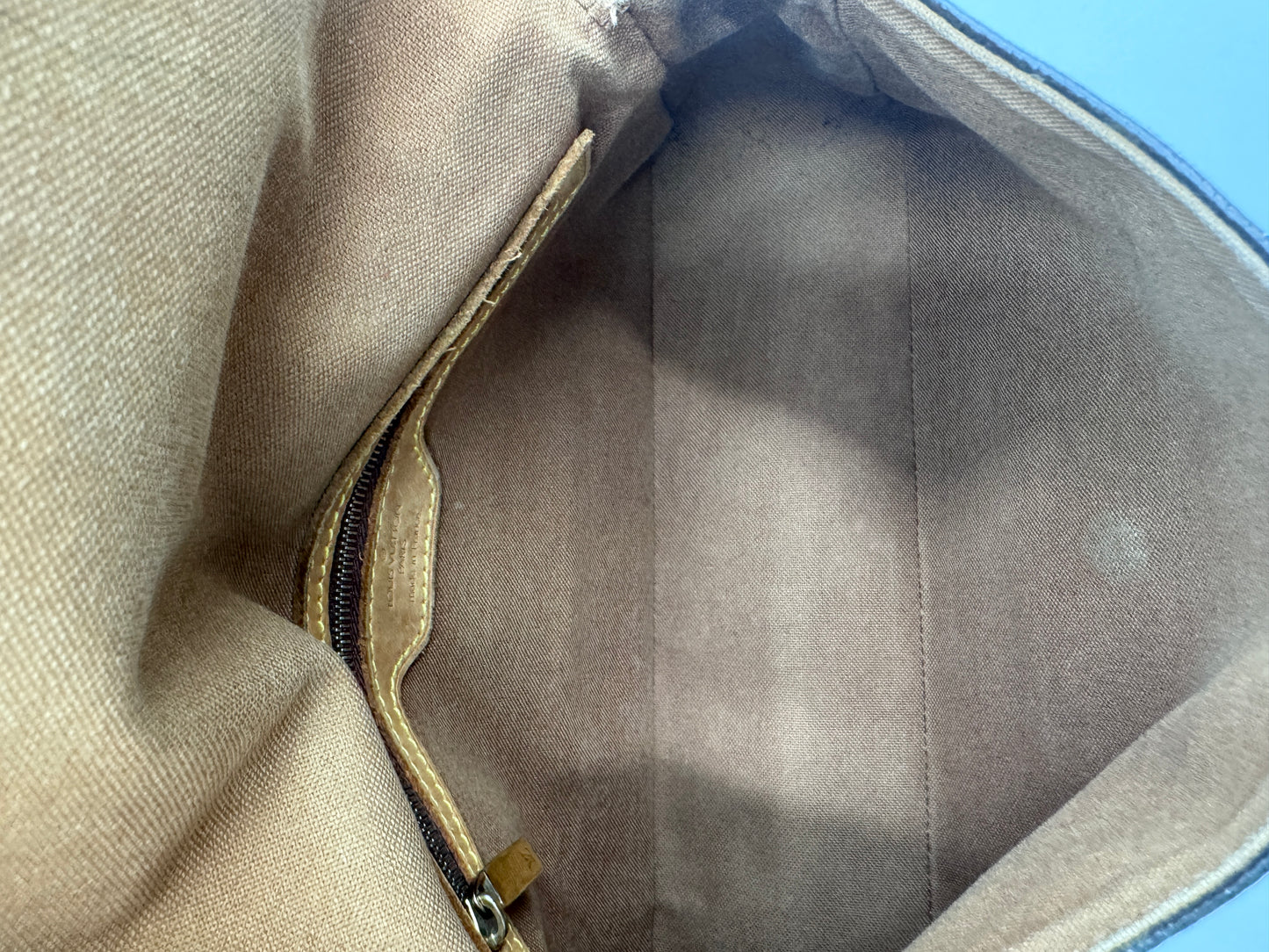 Innenraum dieser luxuriösen Louis Vuitton Looping Quer – Secondhand-Stil mit Klasse.