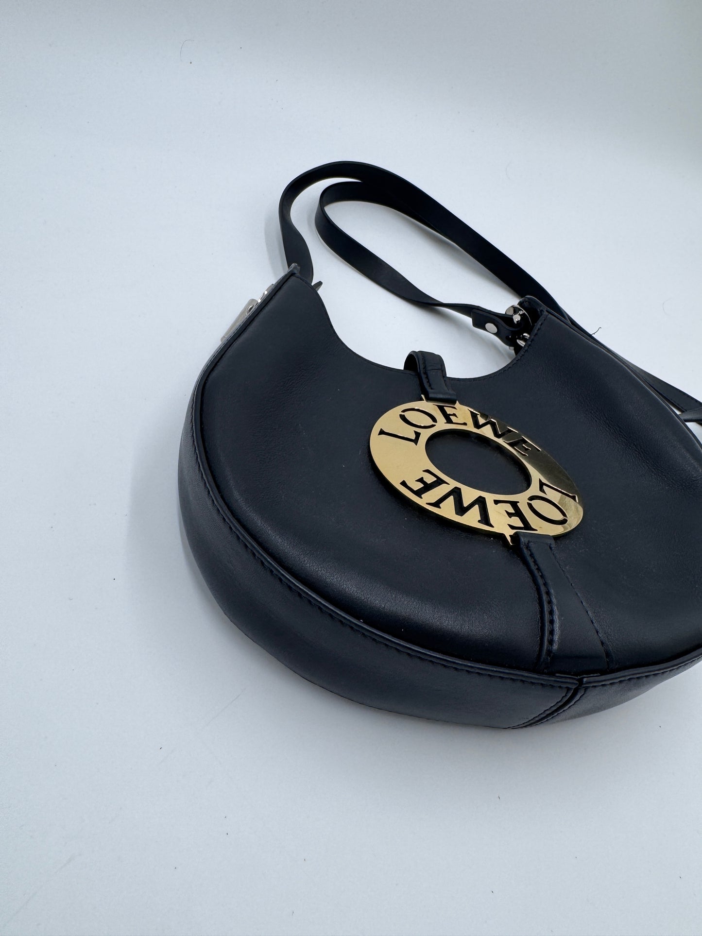 Taschenboden der pre-owned Loewe Joyce Bag – robuste Basis in schwarz.