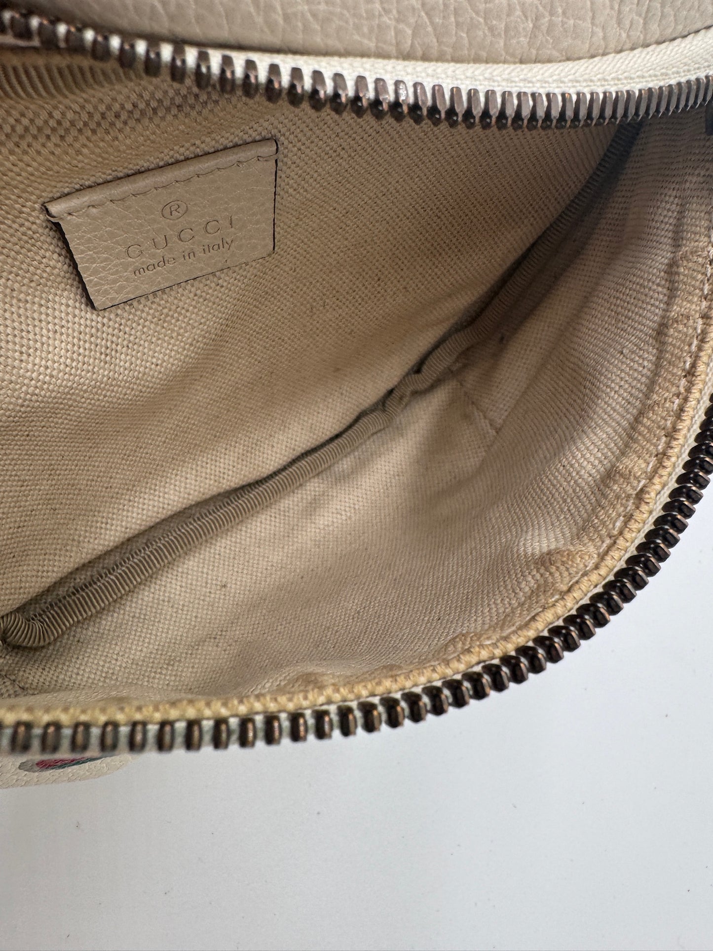 Innenraum dieser luxuriösen Gucci Bauchtasche – Secondhand-Stil mit Klasse.
