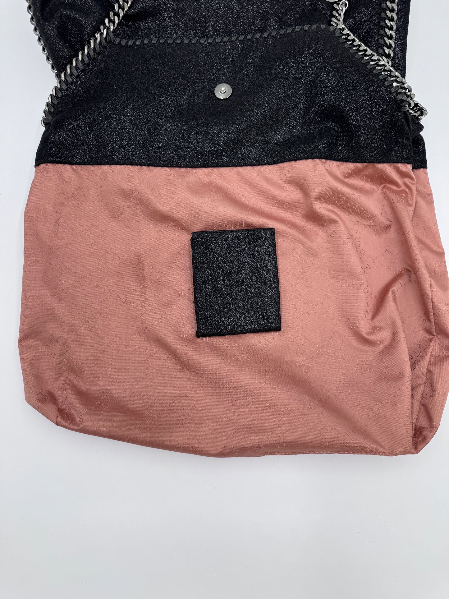 Innen der pre-owned Stella McCartney Falabella (2 Ketten) in schwarz – organisiert und stilvoll.