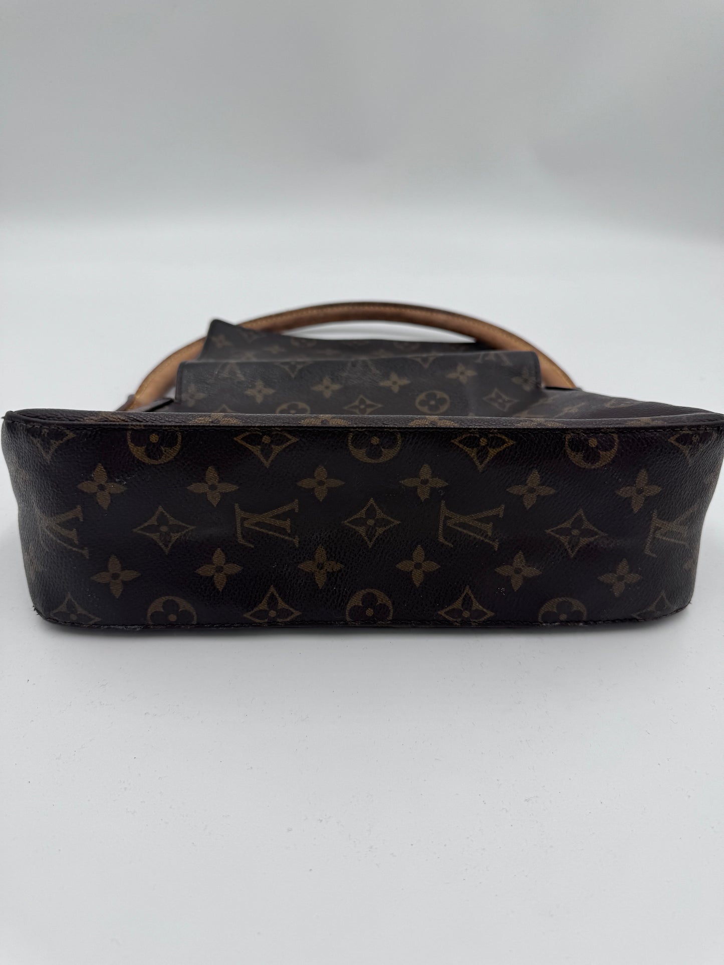 Taschenboden der luxury secondhand Louis Vuitton Looping Quer – robuste Basis in monogram.
