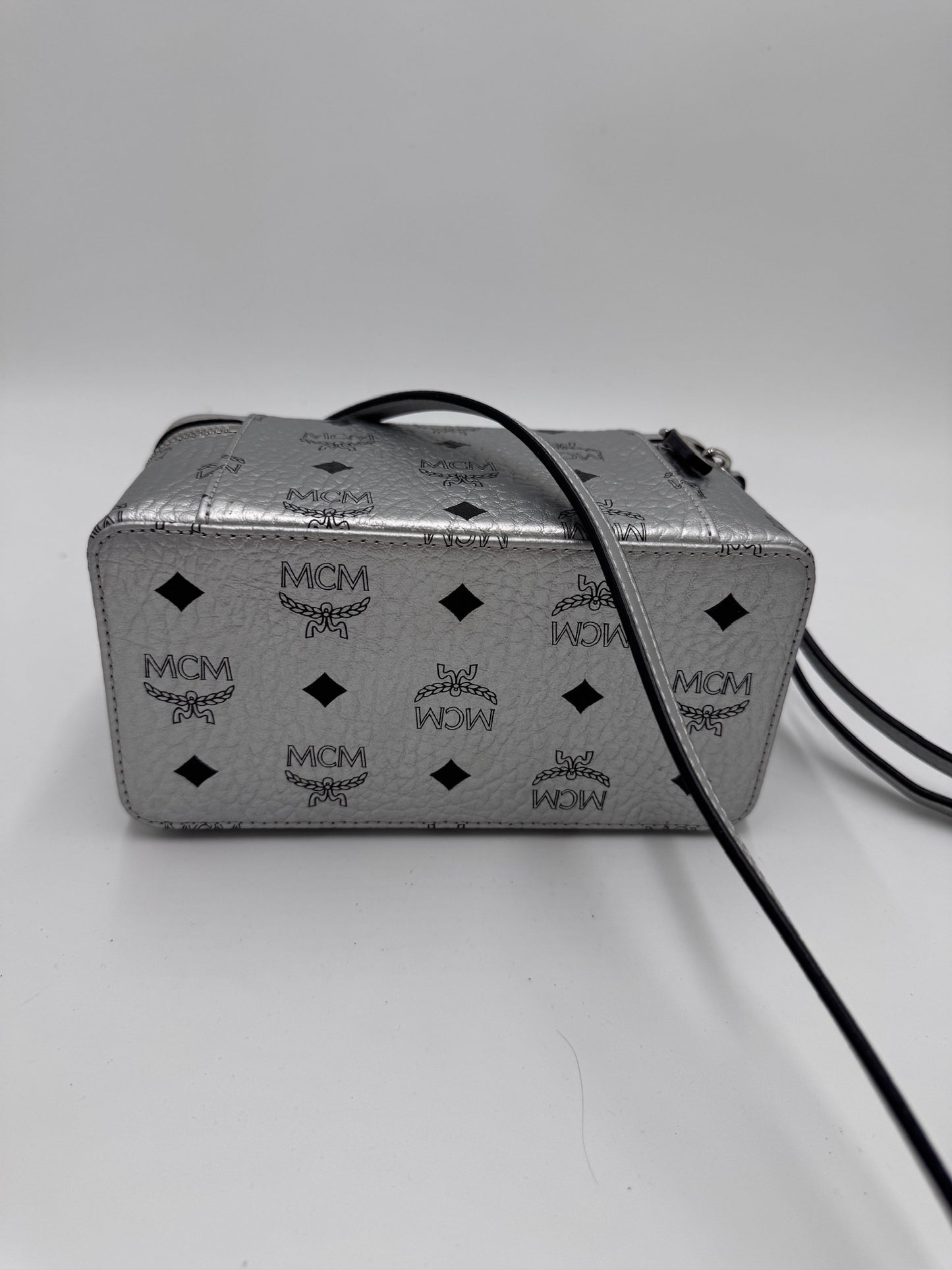 Taschenboden der preloved MCM – robuste Basis in Silber.