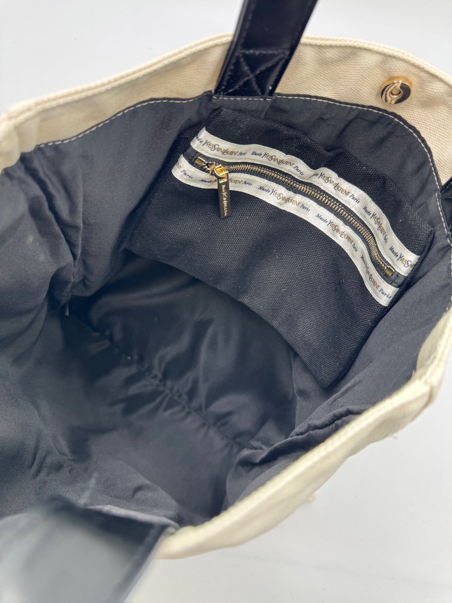 Innenansicht der pre-owned Saint Laurent Canvas Totebag in Beige – organisiert und stilvoll.