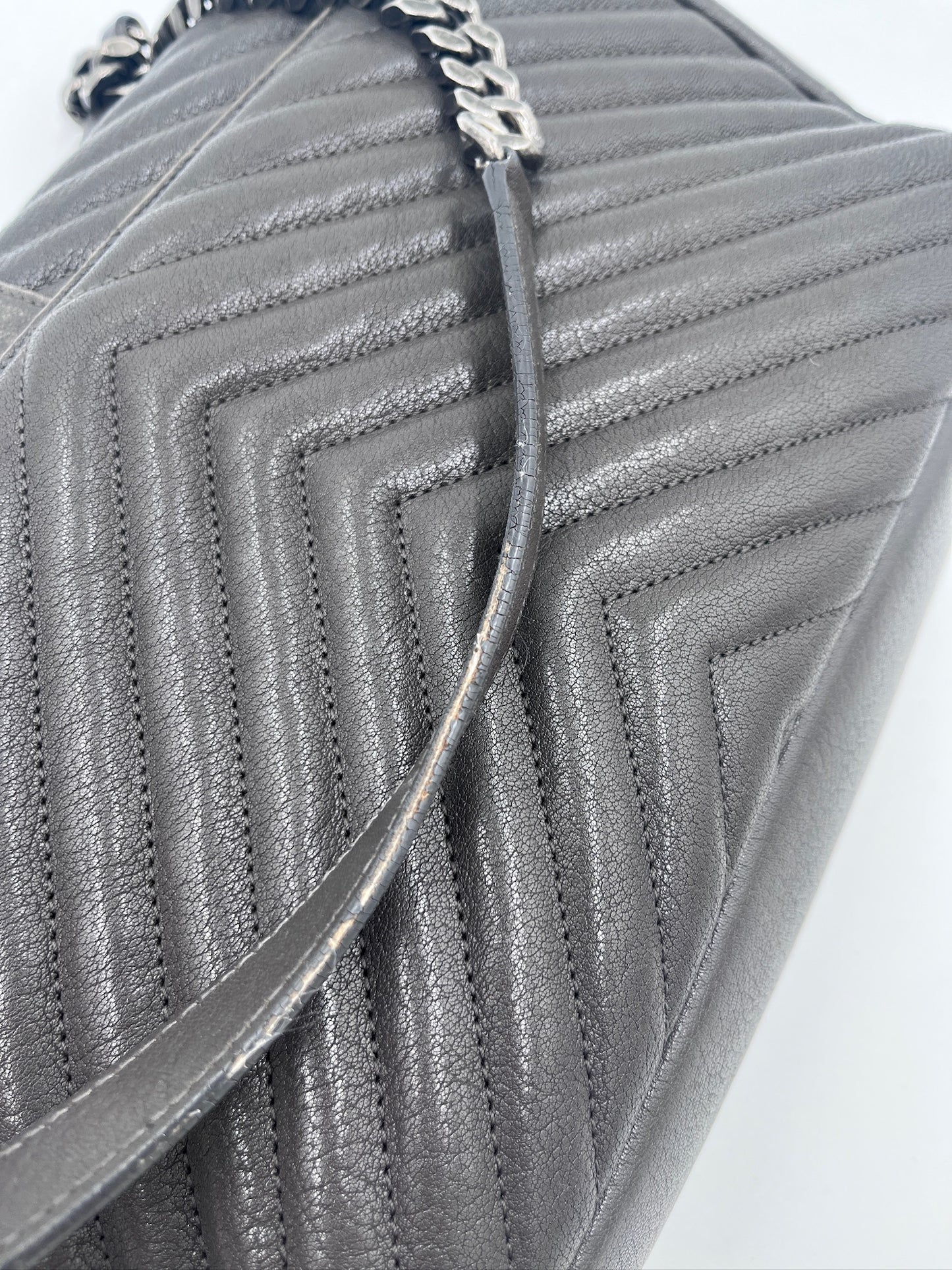 Detailansicht des Rückteils der Saint Laurent College Medium Bag (grau).