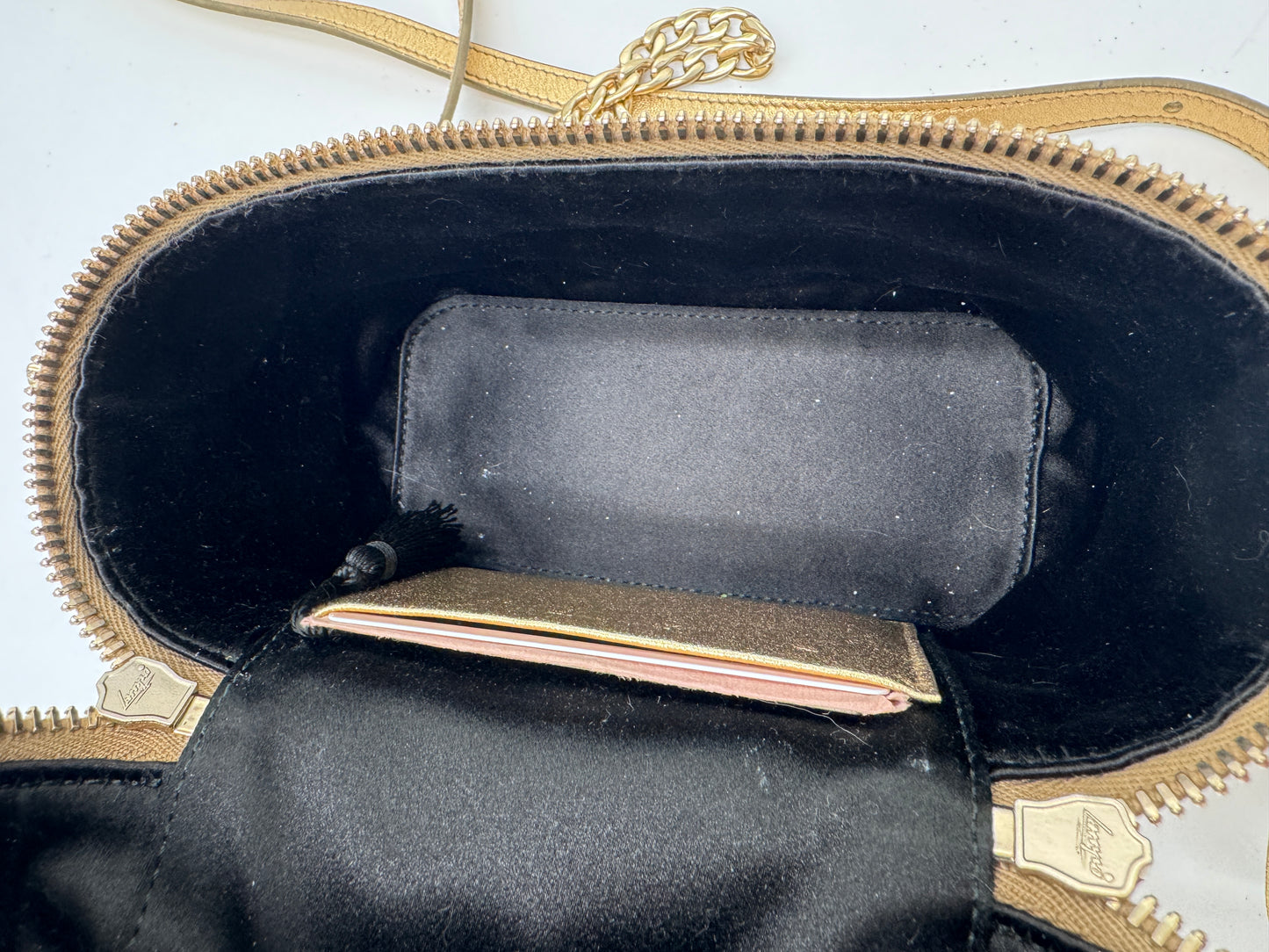 Innenansicht der pre-owned MiuMiu Micro Sac En Cuir Nappa Matelassé in gold – organisiert und stilvoll.