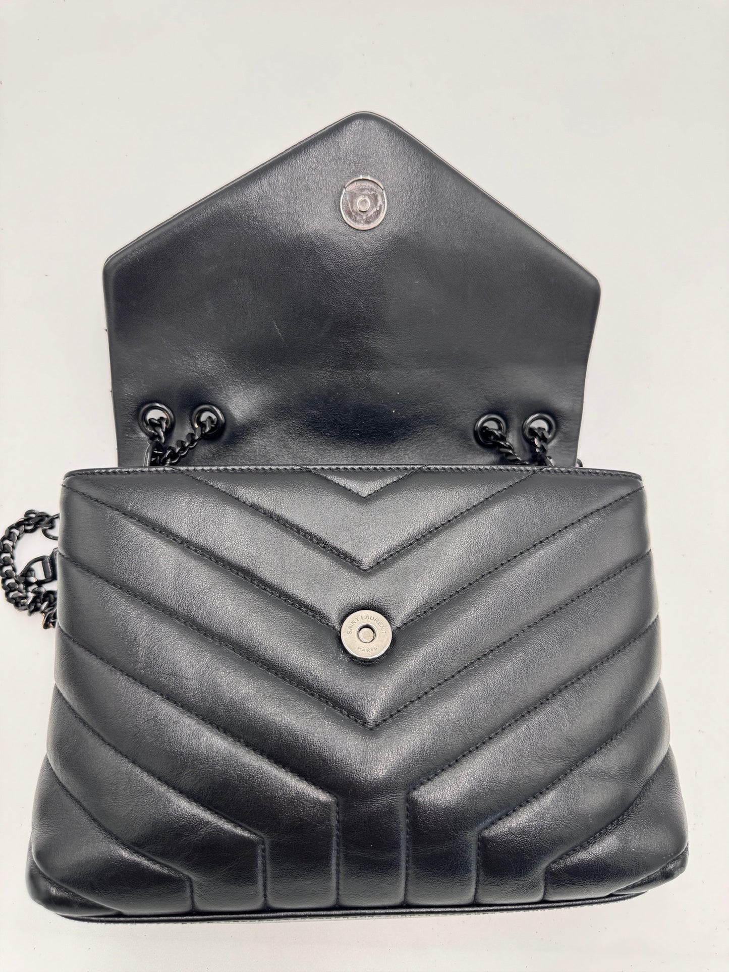 Innenansicht der preloved Saint Laurent Lou Lou Medium in Schwarz – organisiert und stilvoll.