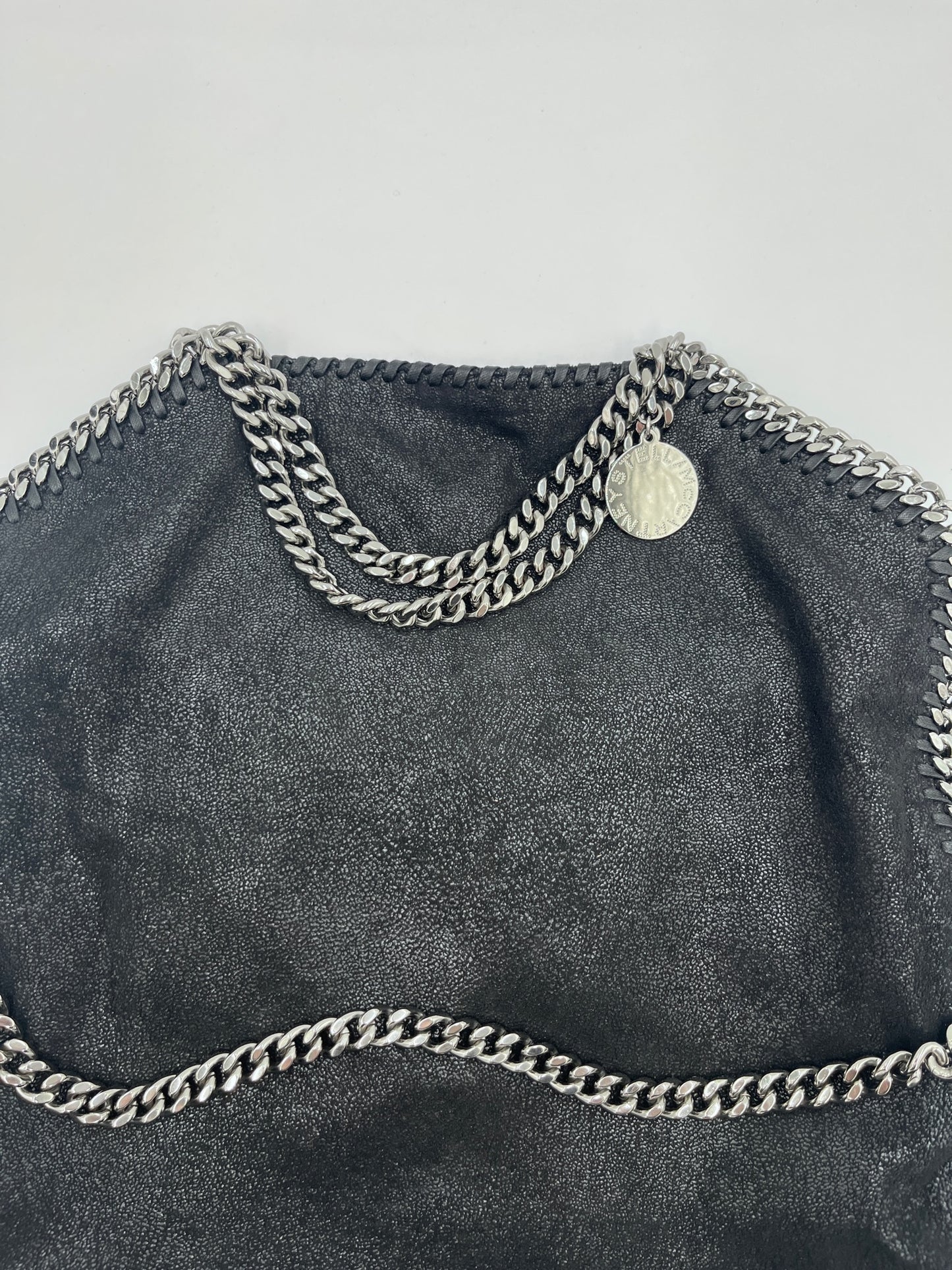Hardware-Detailansicht der luxury secondhand Stella McCartney Falabella 3 Ketten – glänzend in Szene gesetzt.