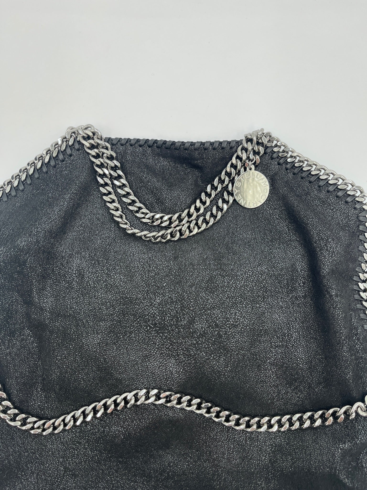 Hardware-Detailansicht der luxury secondhand Stella McCartney Falabella 3 Ketten – glänzend in Szene gesetzt.