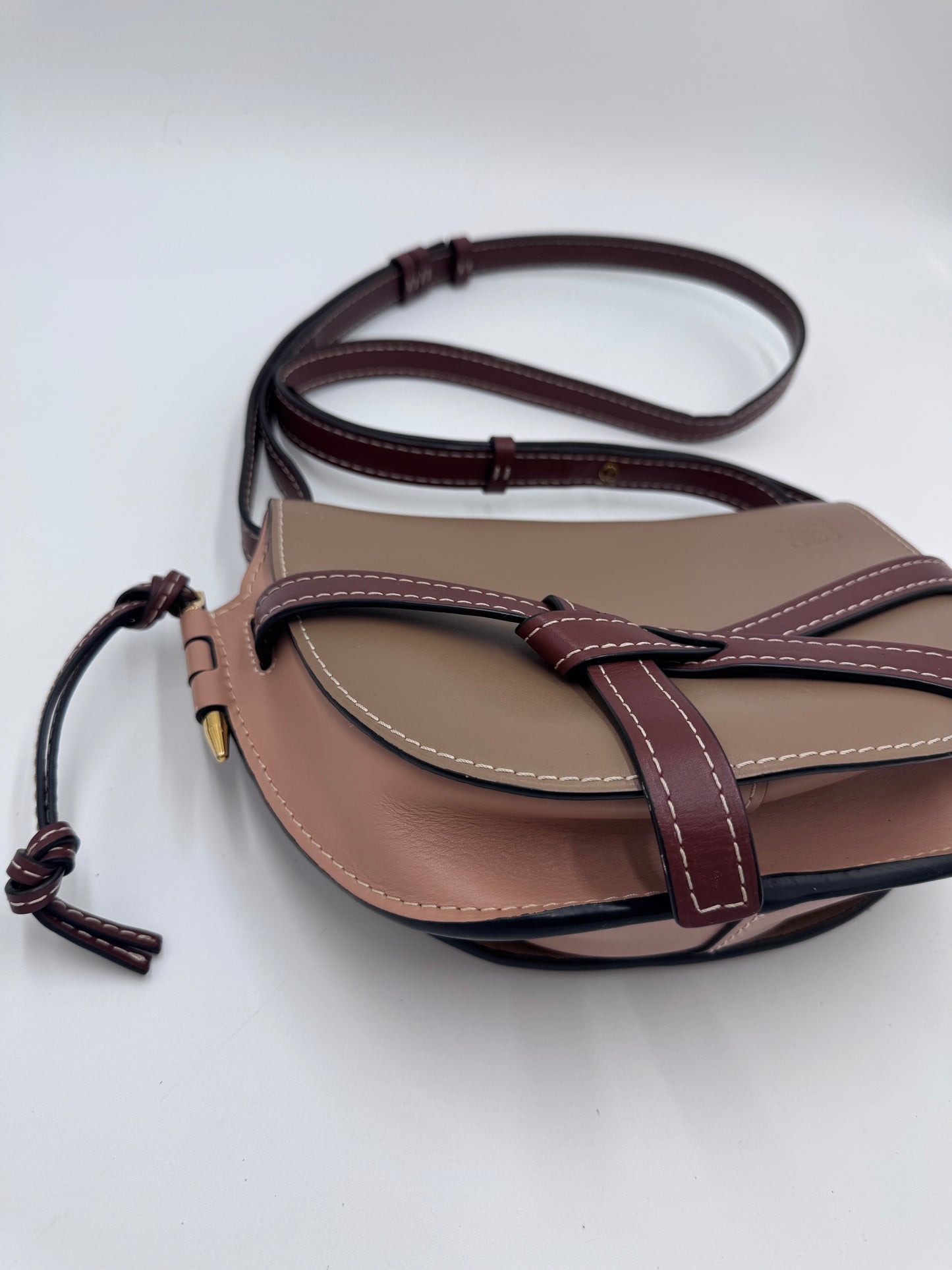 Bodenansicht der braun Loewe Gate Bag, Crossbody-Design.