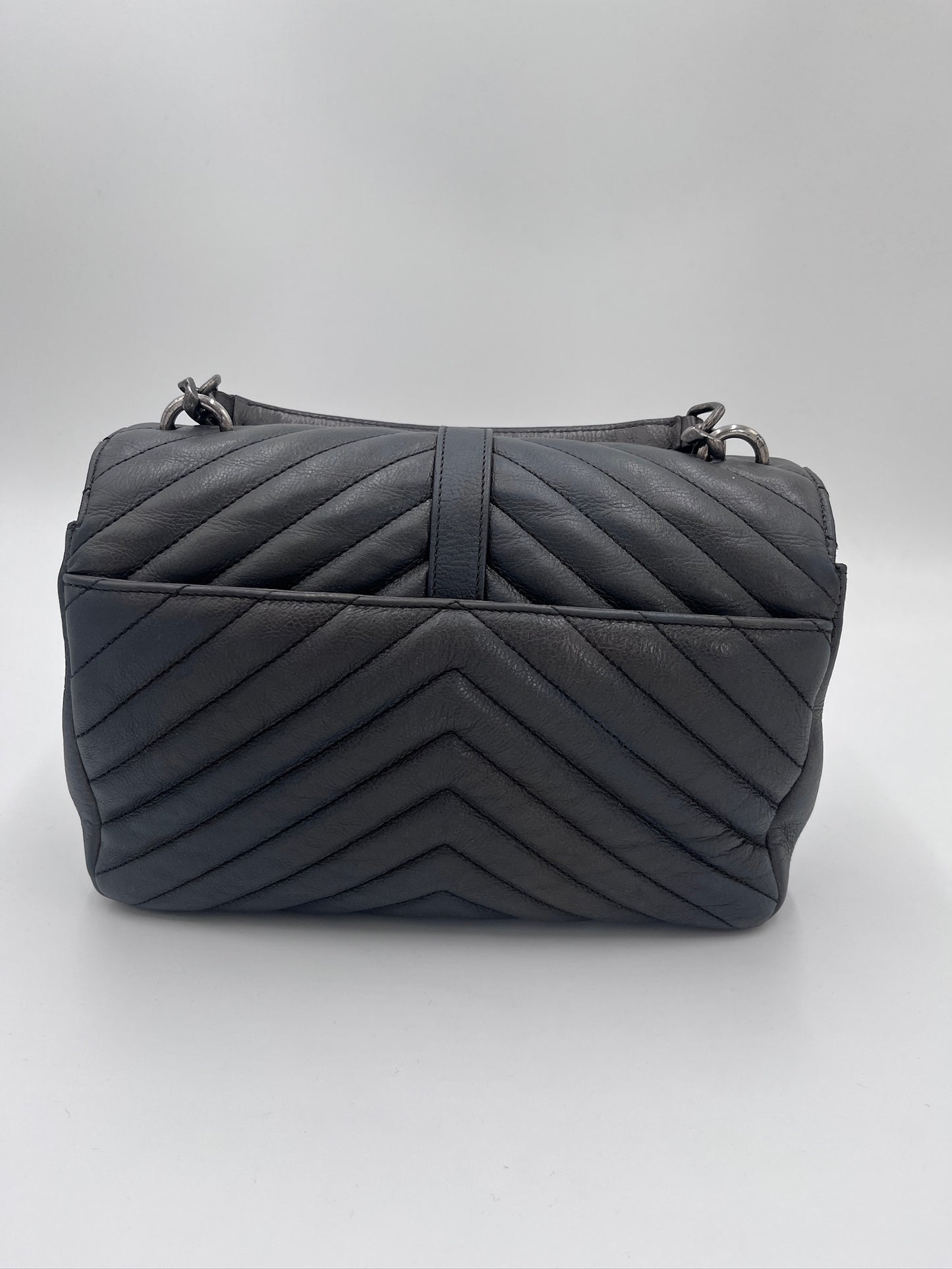 Detailansicht des Rückteils der Saint Laurent College Medium Bag (grau).