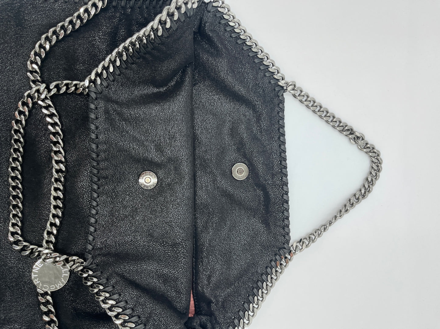 Hardware-Detailansicht der luxury secondhand Stella McCartney Falabella 3 Ketten – glänzend in Szene gesetzt.