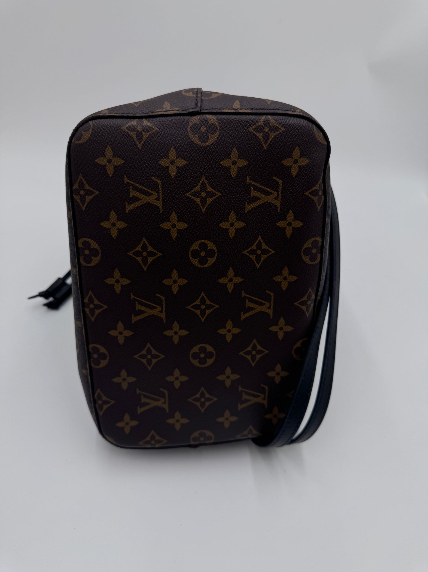 Bodenansicht der monogram Louis Vuitton NeoNoe, Totebag-Design.