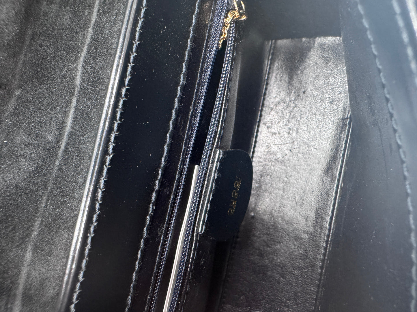 Innenraum dieser luxuriösen Gucci Shoulder Bag – Secondhand-Stil mit Klasse.