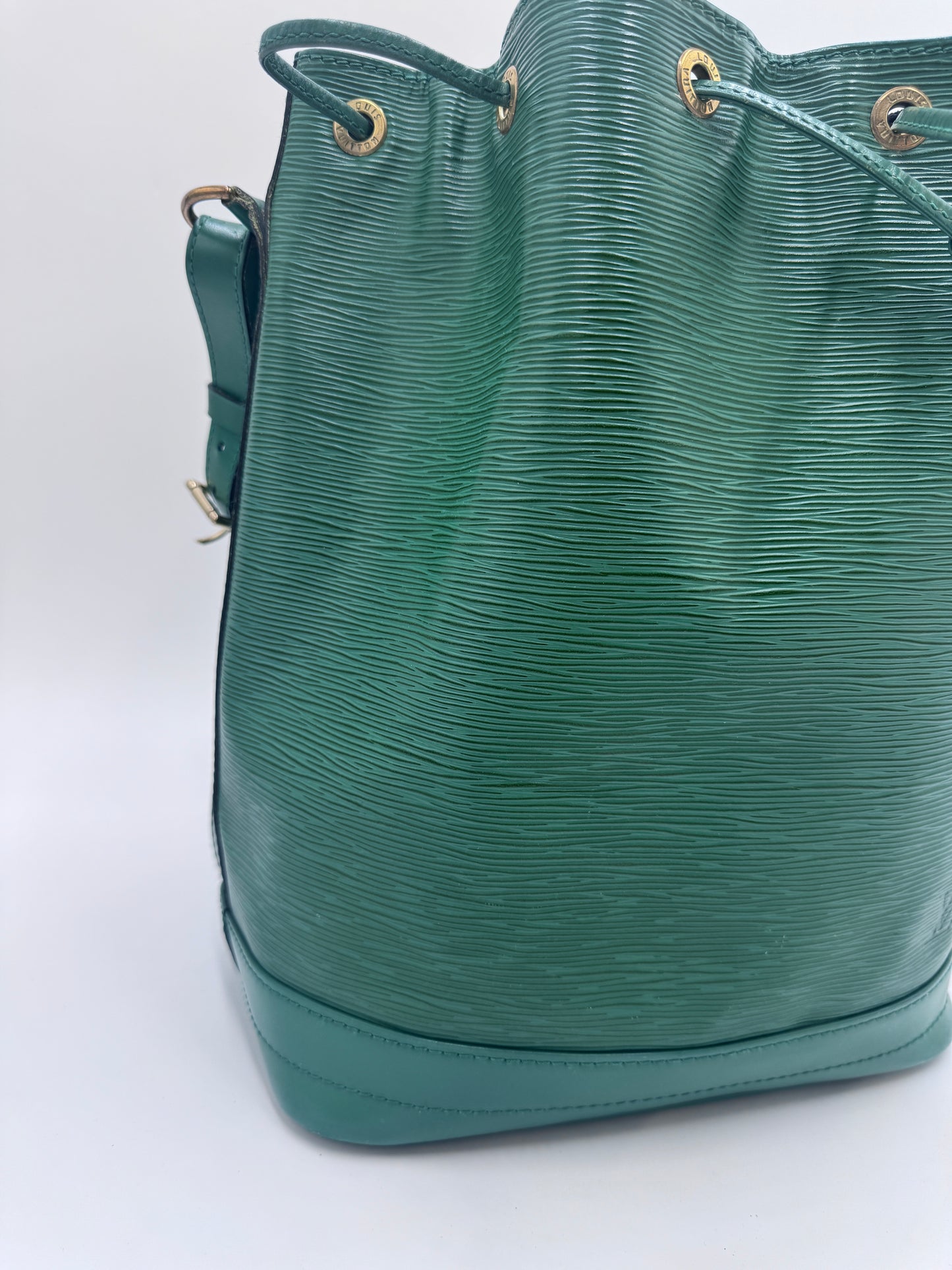 Seitenansicht der Louis Vuitton Noe Grande in grün – charaktervolle vintage Tasche.