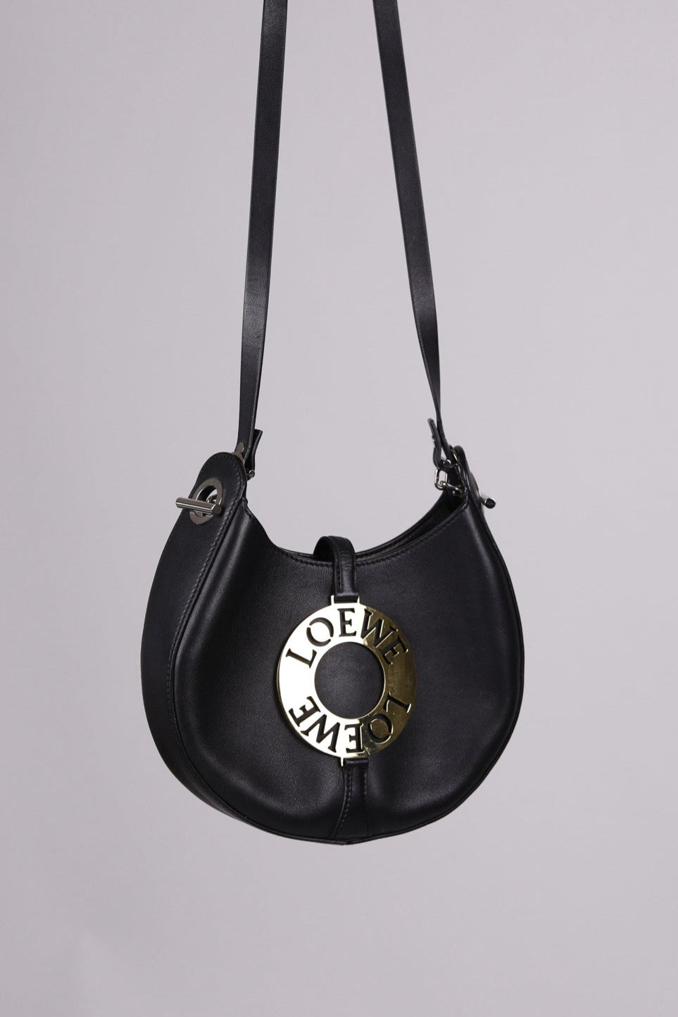 Hauptansicht der schwarz preloved Loewe Joyce Bag – elegantes Statement-Piece.
