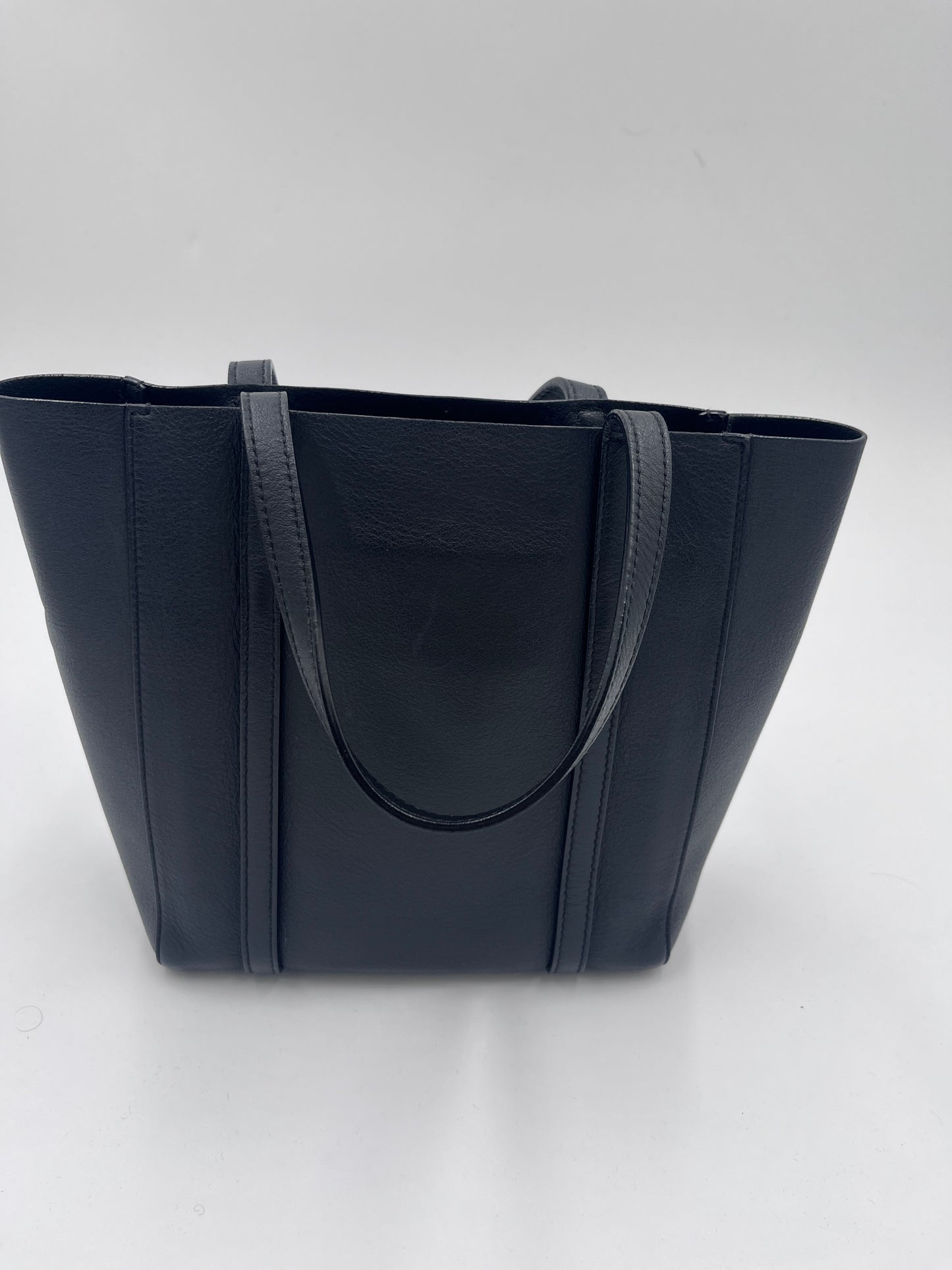 Rückseite des Balenciaga Shopper, schwarzes Leder in kleiner grösse