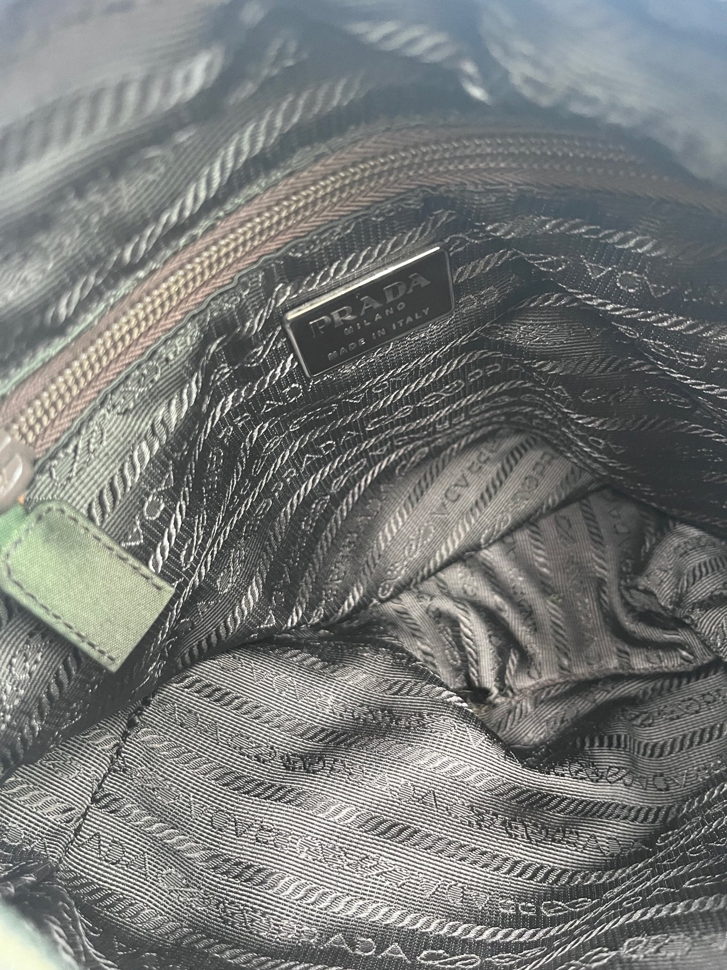 Blick ins Innere der grün preloved Prada Nylon Tote Bag (Handtasche).