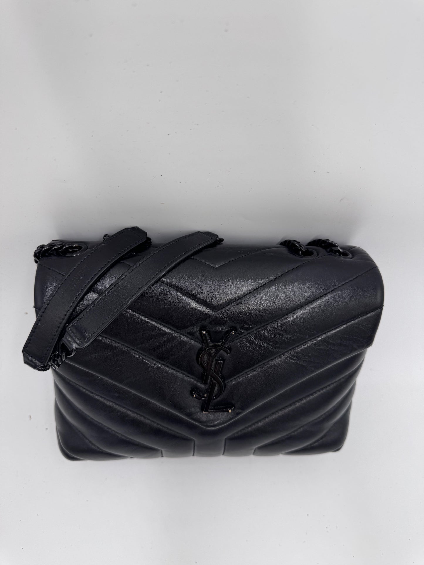 Akzente & Hardware dieser Schwarz vintage Saint Laurent Lou Lou Medium im Fokus.
