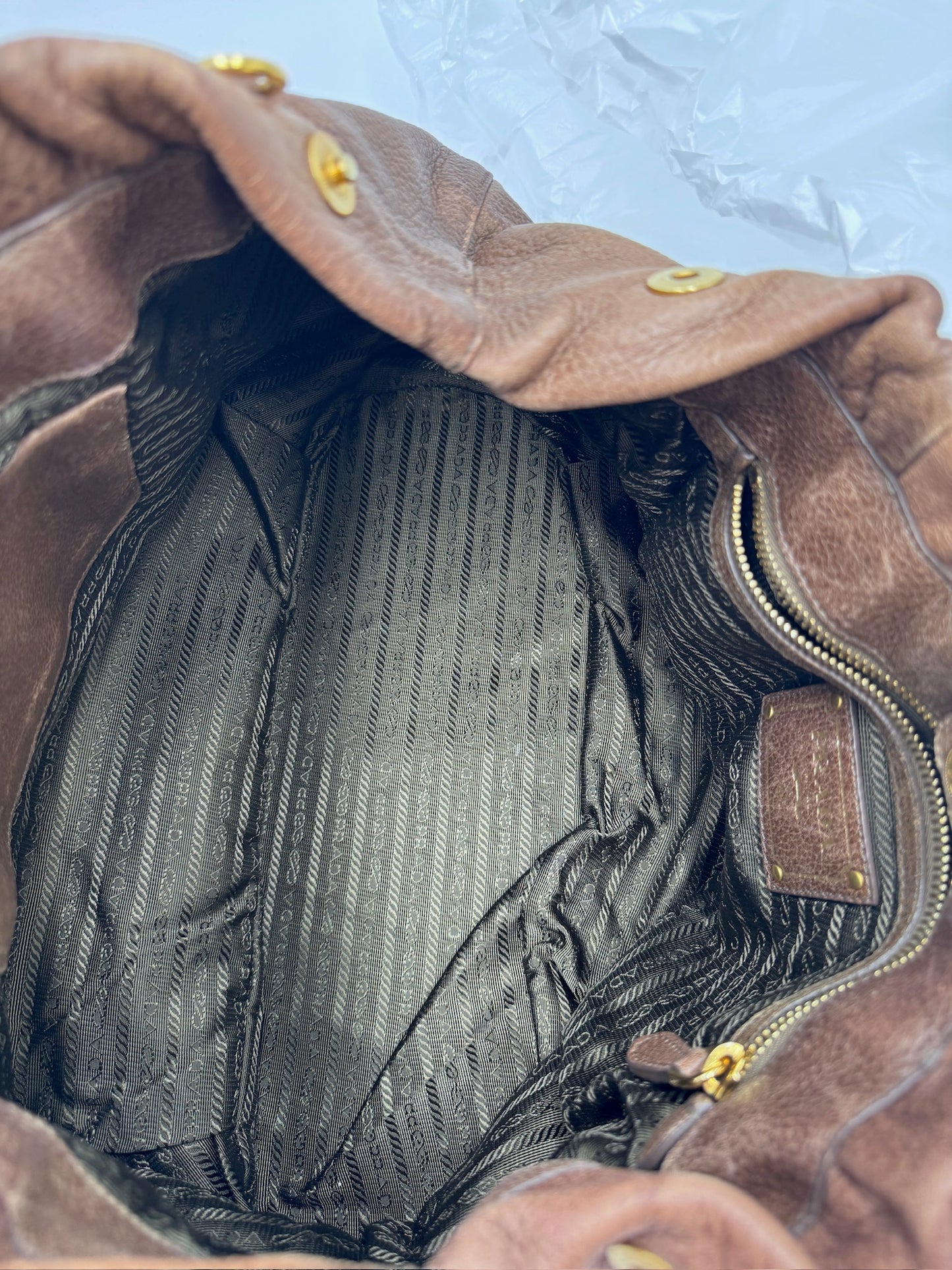Innenraum dieser luxuriösen Prada Shoulder Bag – Secondhand-Stil mit Klasse.