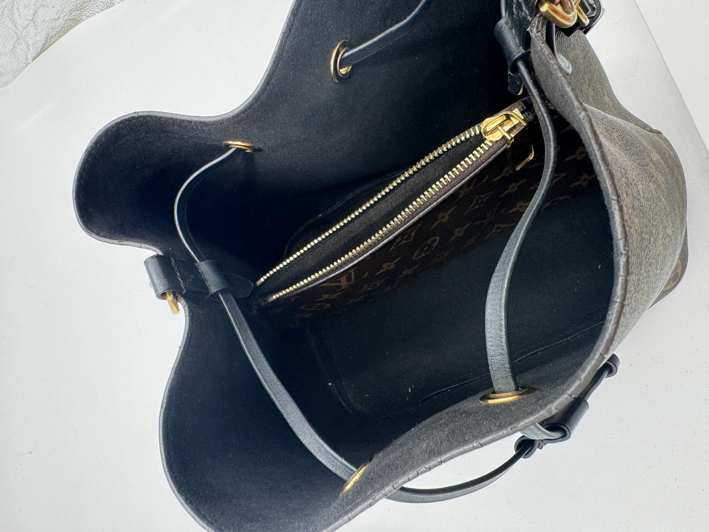 Blick ins Innere der monogram pre-owned Louis Vuitton NeoNoe (Totebag).