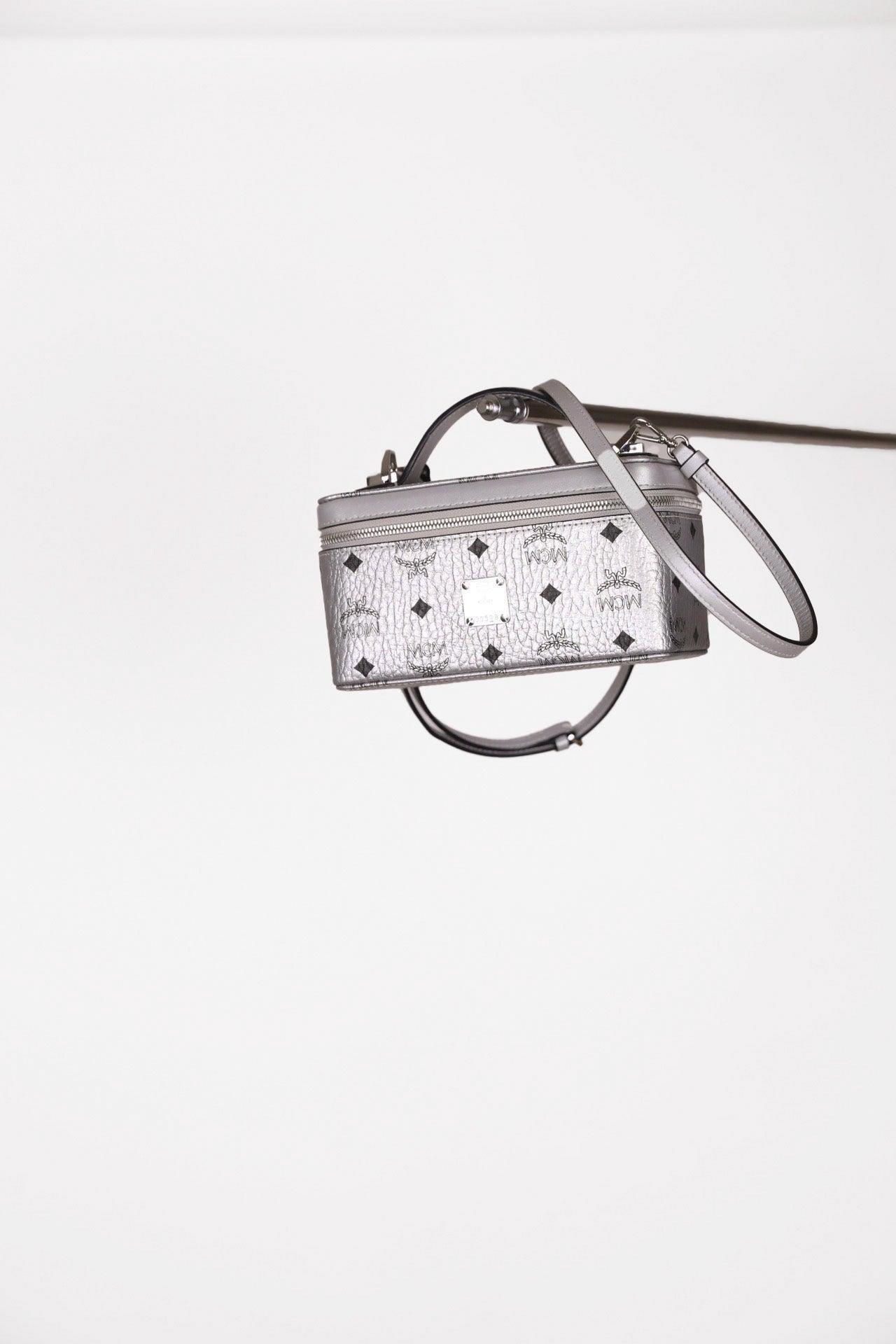 Hauptansicht der Silber preloved MCM – elegantes Statement-Piece.