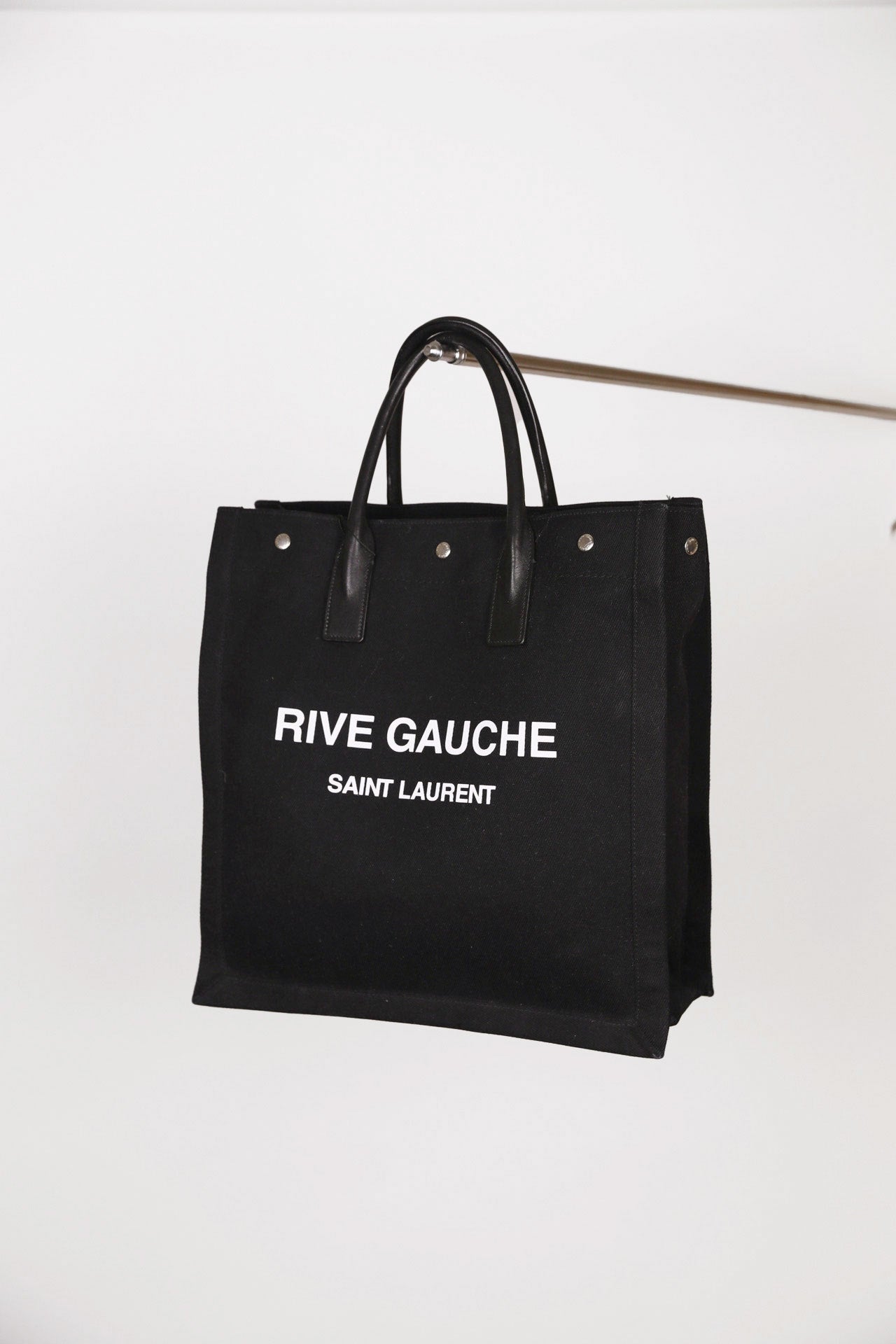 Hauptansicht der schwarz secondhand Saint Laurent Rive Gauche Shopper – elegantes Statement-Piece.