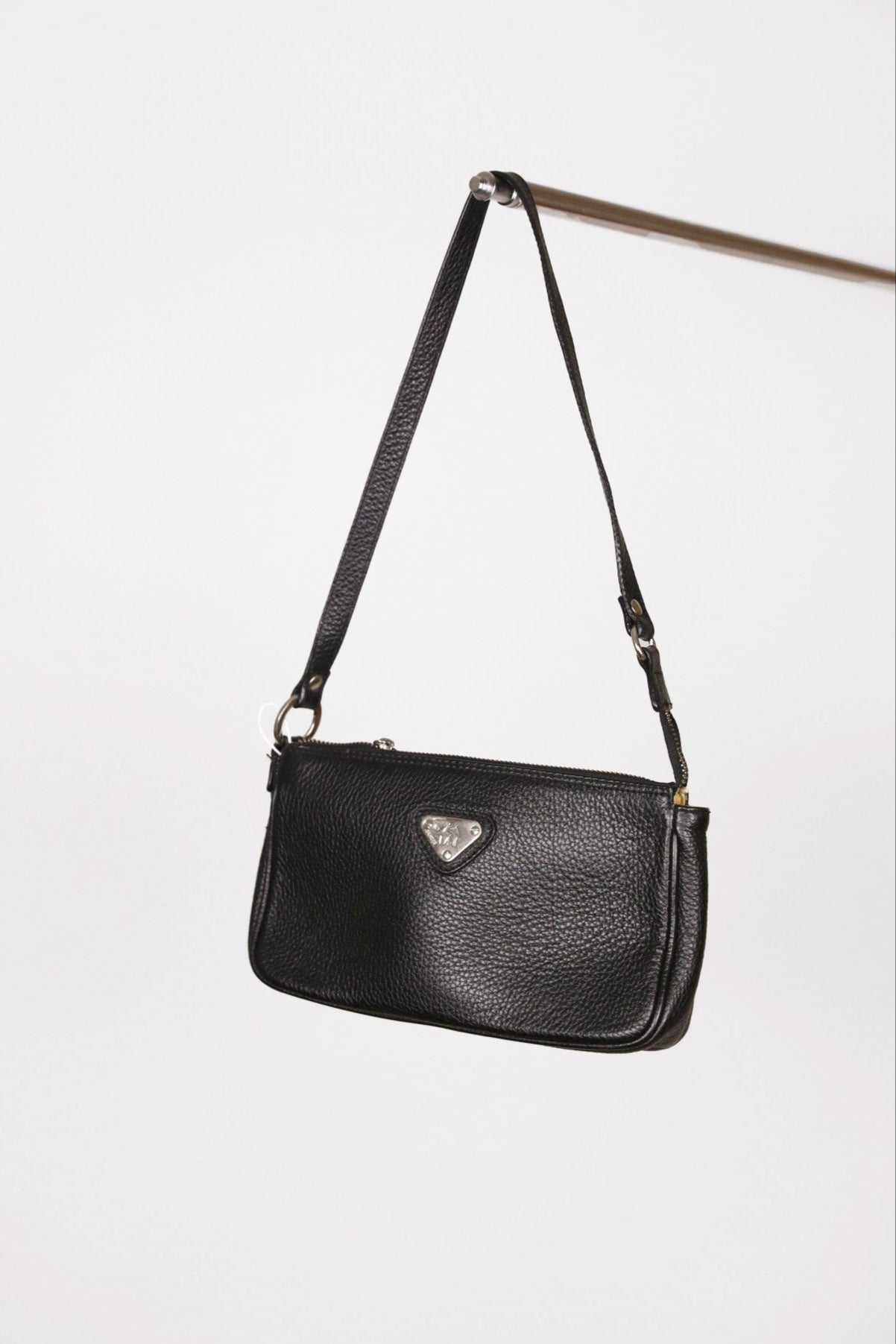 Hauptansicht der schwarz pre-owned Maison Mollerus Pochette – elegantes Statement-Piece.
