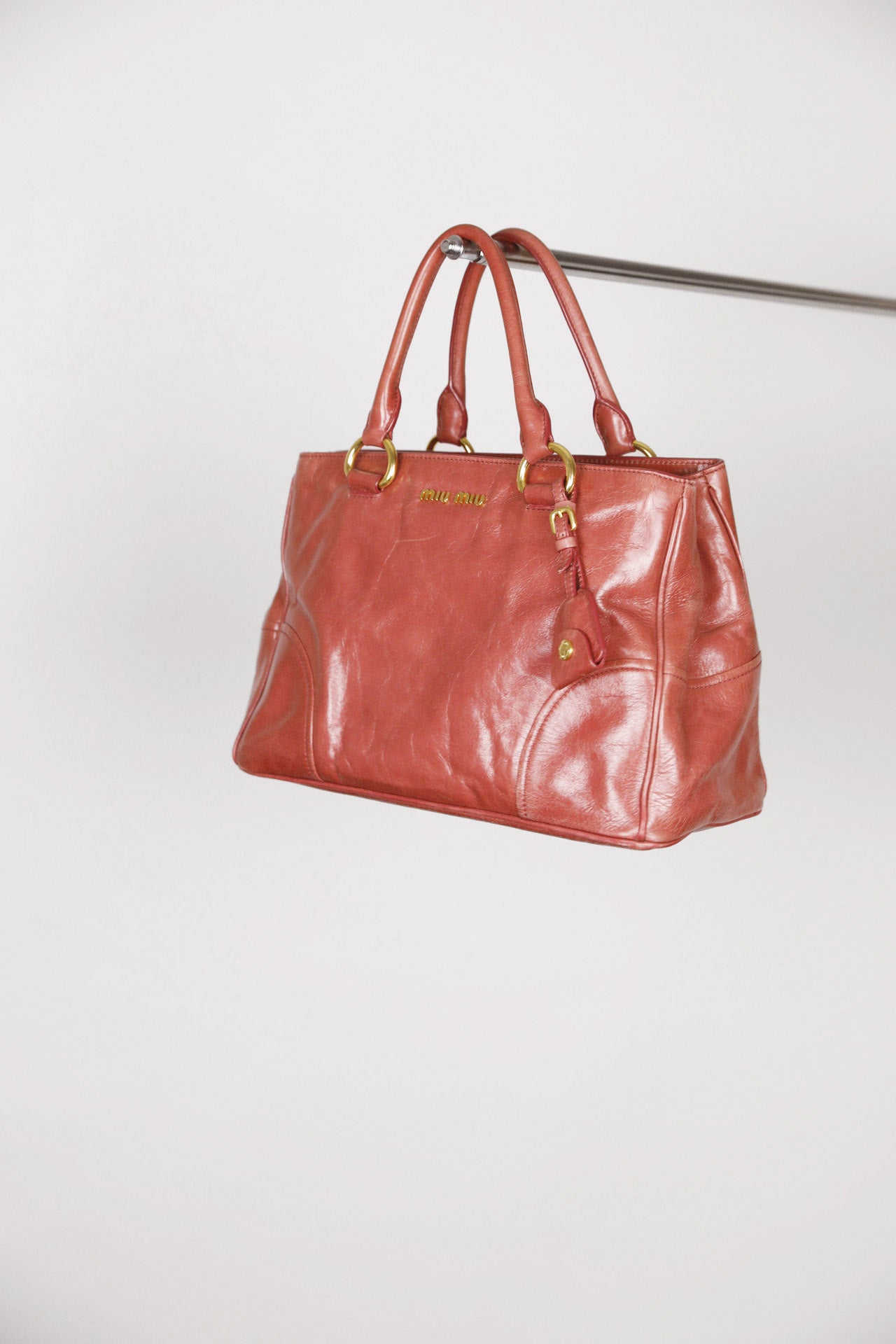 MiuMiu Vitello Shine (rosa) als Hauptfoto aus der Schultertasche-Kategorie.