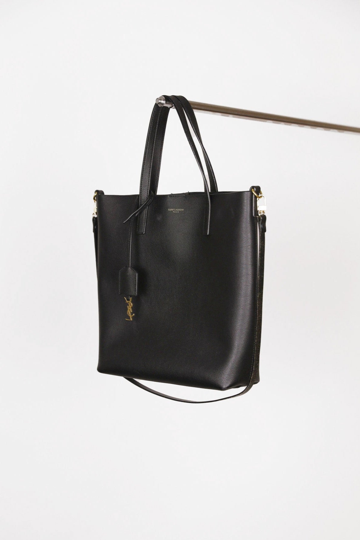 Hauptansicht der schwarz secondhand Saint Laurent Toy Tote Bag – elegantes Statement-Piece.