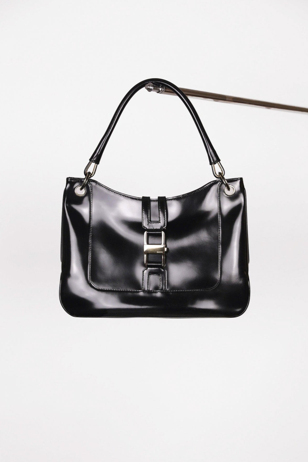 Hauptansicht der schwarz secondhand Gucci Jackie Schultertasche – elegantes Statement-Piece.