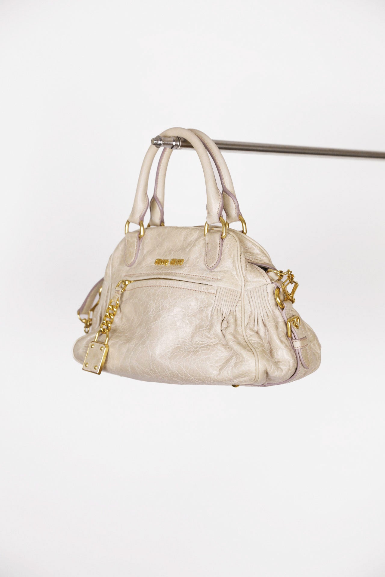 Frontalansicht der preloved MiuMiu Vitello Lux in beige / creme.