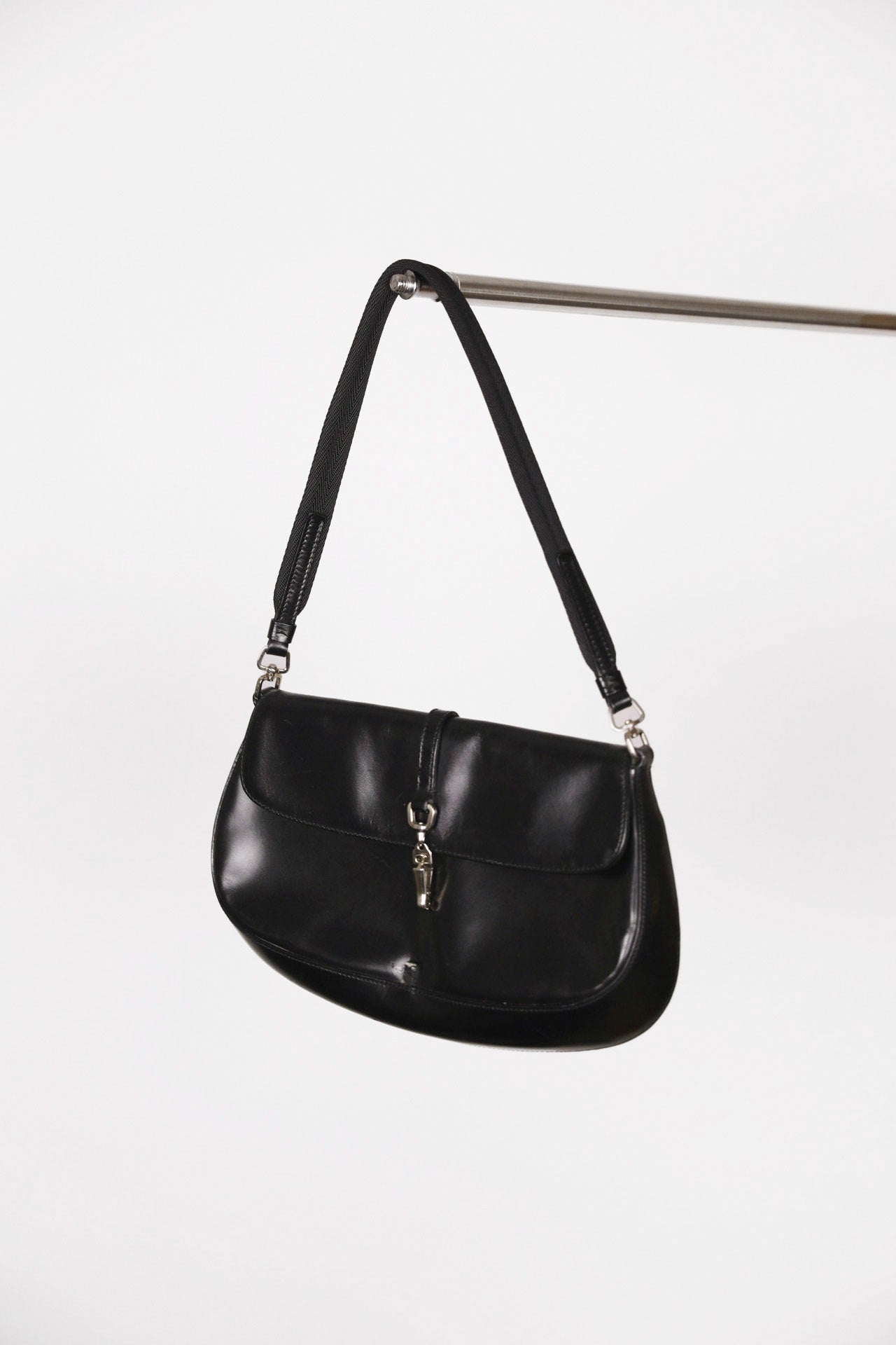 Hauptansicht der schwarz vintage Prada Baguette Bag – elegantes Statement-Piece.