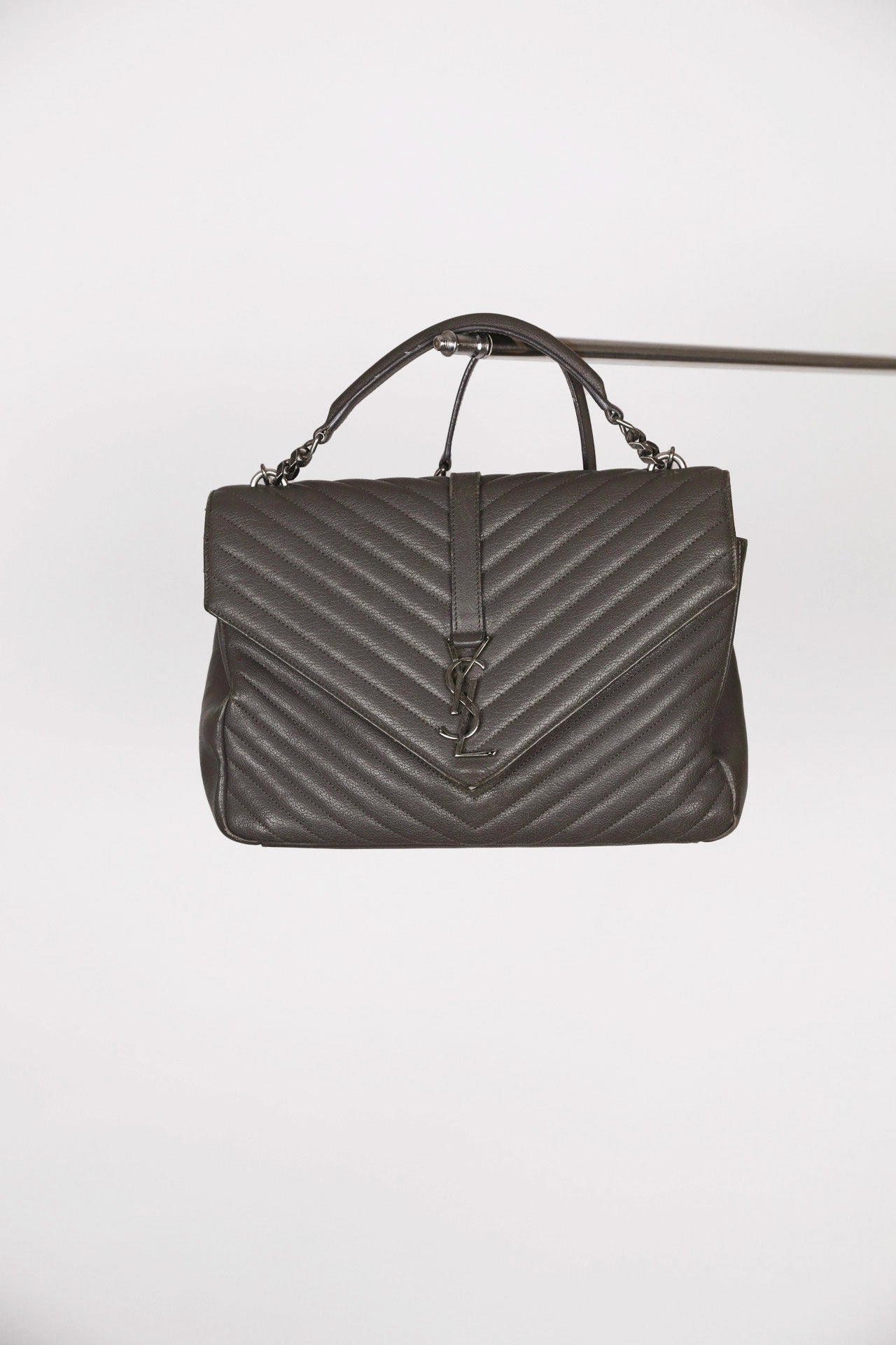 Frontalansicht der luxury secondhand Saint Laurent College Medium Bag in grau.