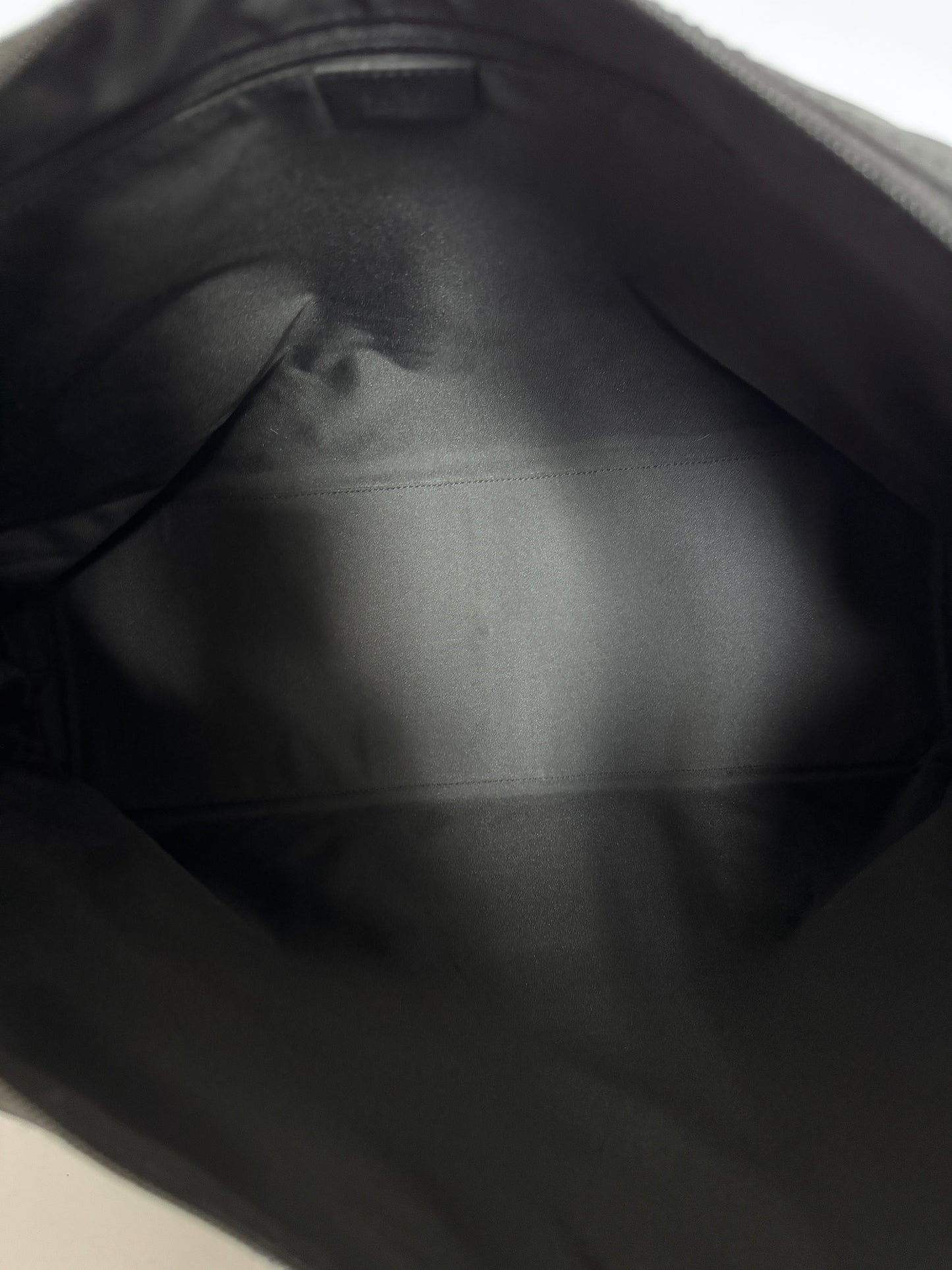 Innenraum dieser luxuriösen Gucci Reisetasche – Secondhand-Stil mit Klasse.