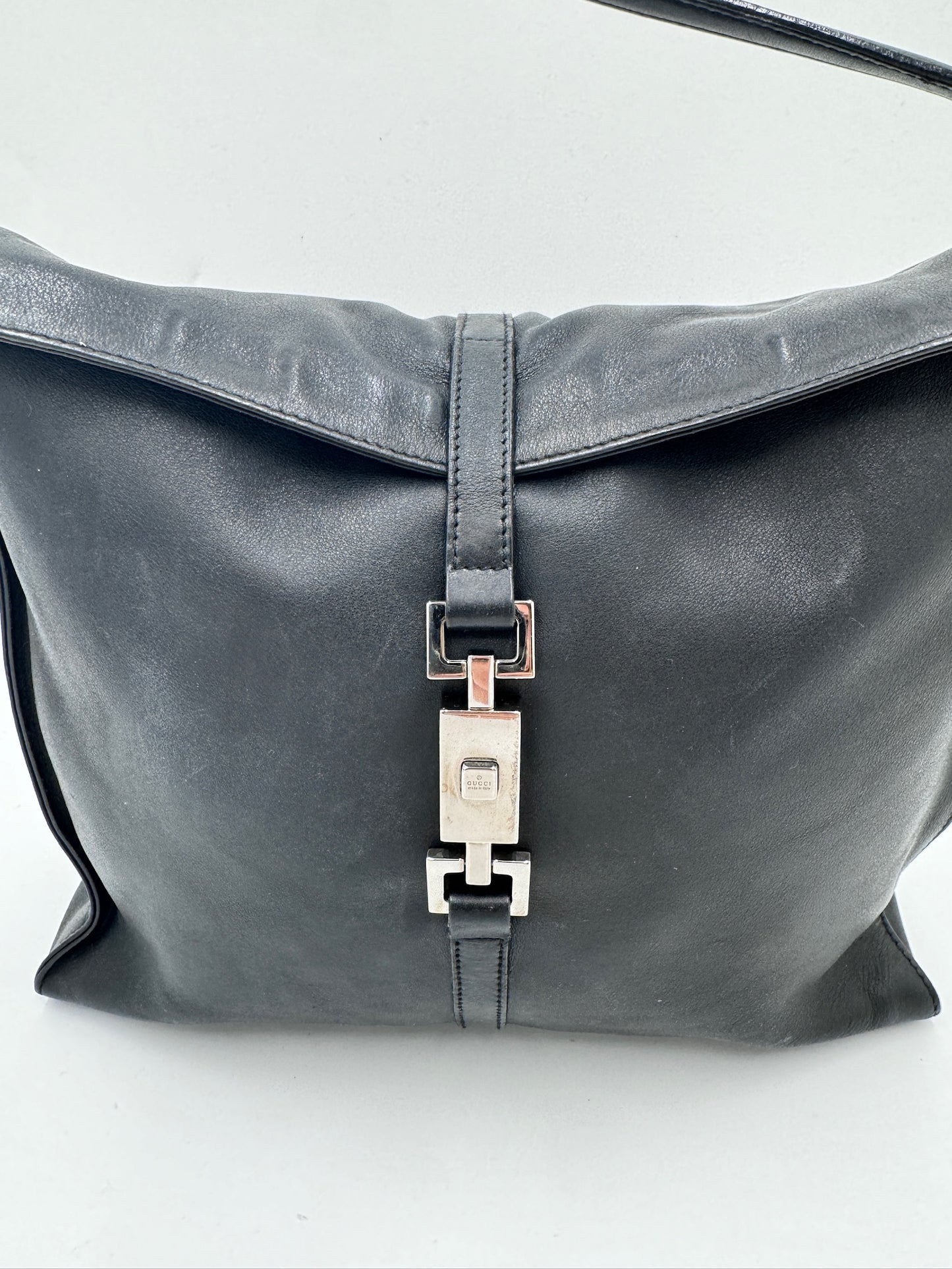Hardware-Detailansicht der vintage Gucci Jackie Bag – glänzend in Szene gesetzt.