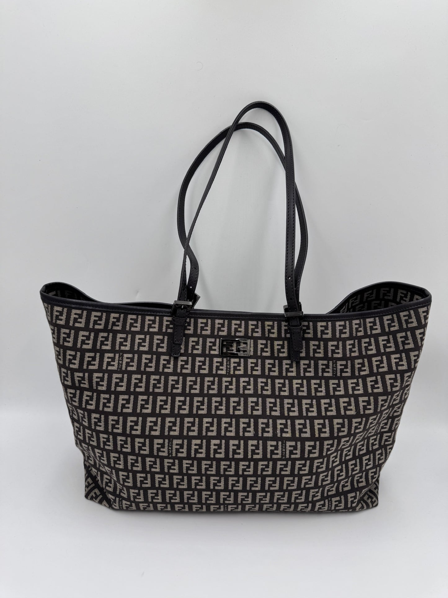 Gesamtansicht der braun secondhand Fendi Shopper in Größe Large.