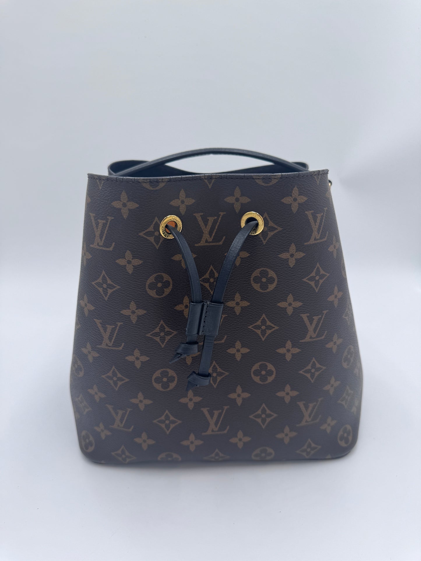 Komplette Ansicht der vintage Louis Vuitton NeoNoe – luxuriöse Totebag-Tasche in monogram.