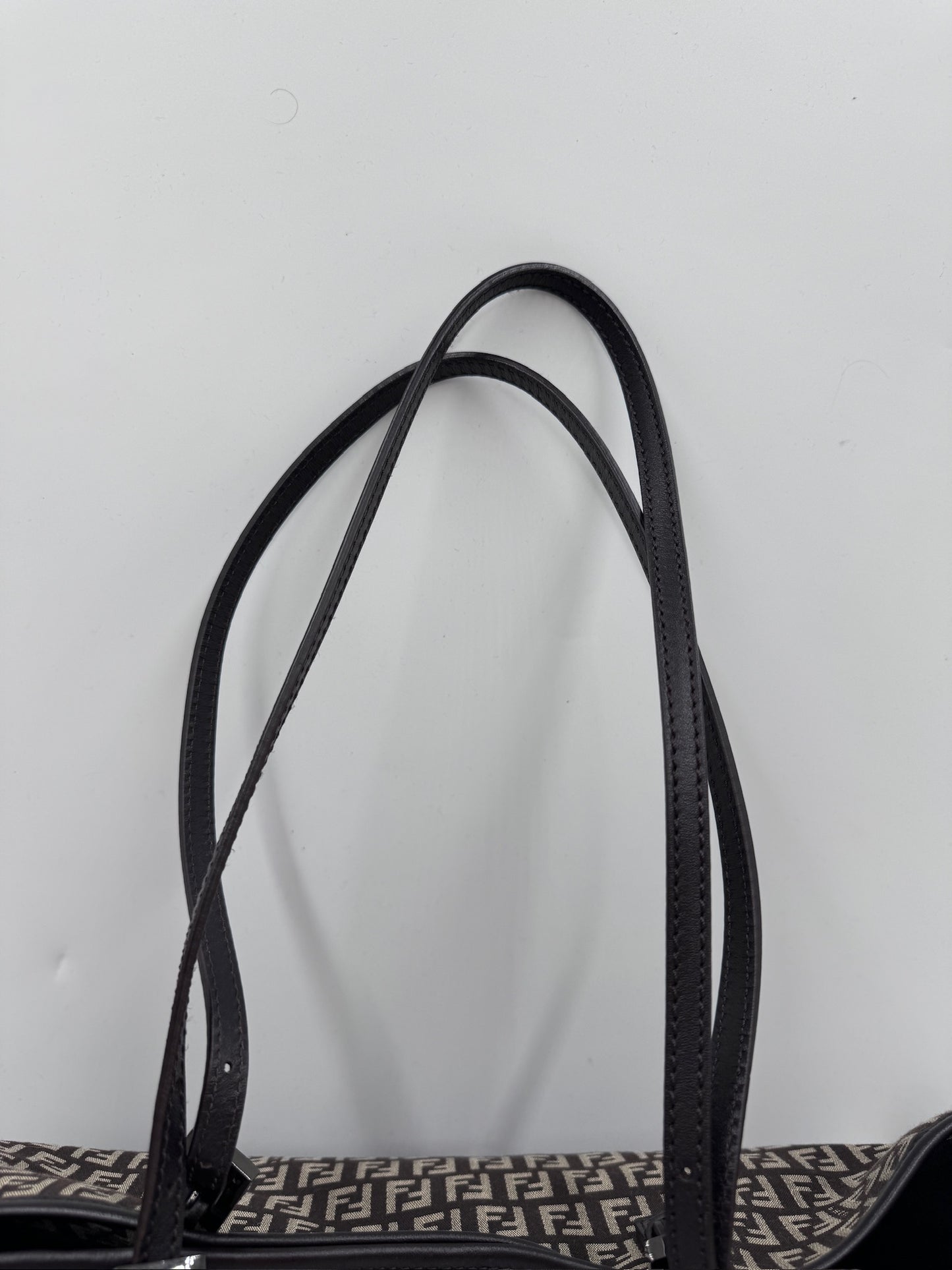 Detailaufnahme des Henkels der preloved Fendi Shopper (braun).