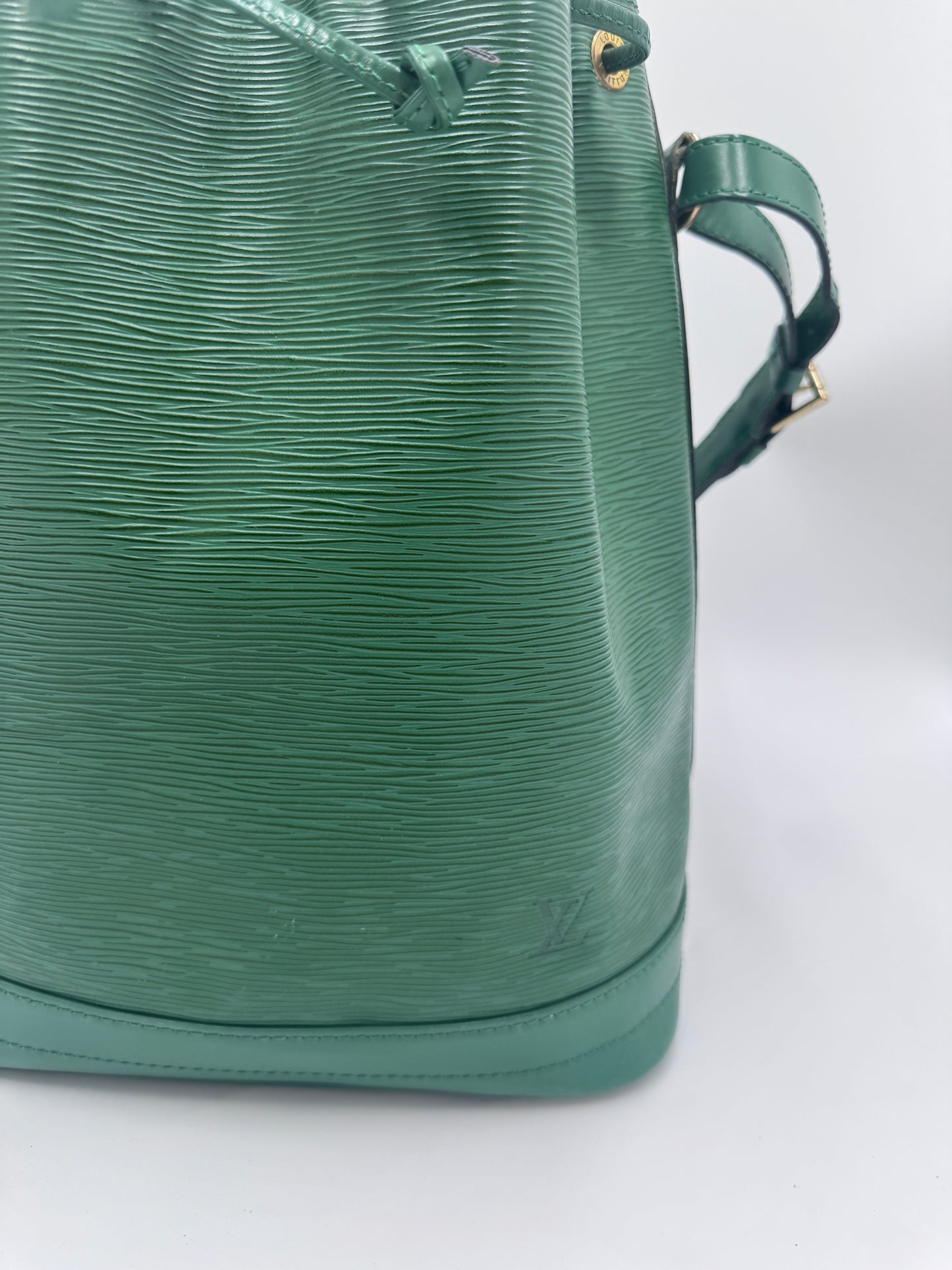 Nahaufnahme der pre-owned Louis Vuitton Noe Grande – feinste Details in grün.