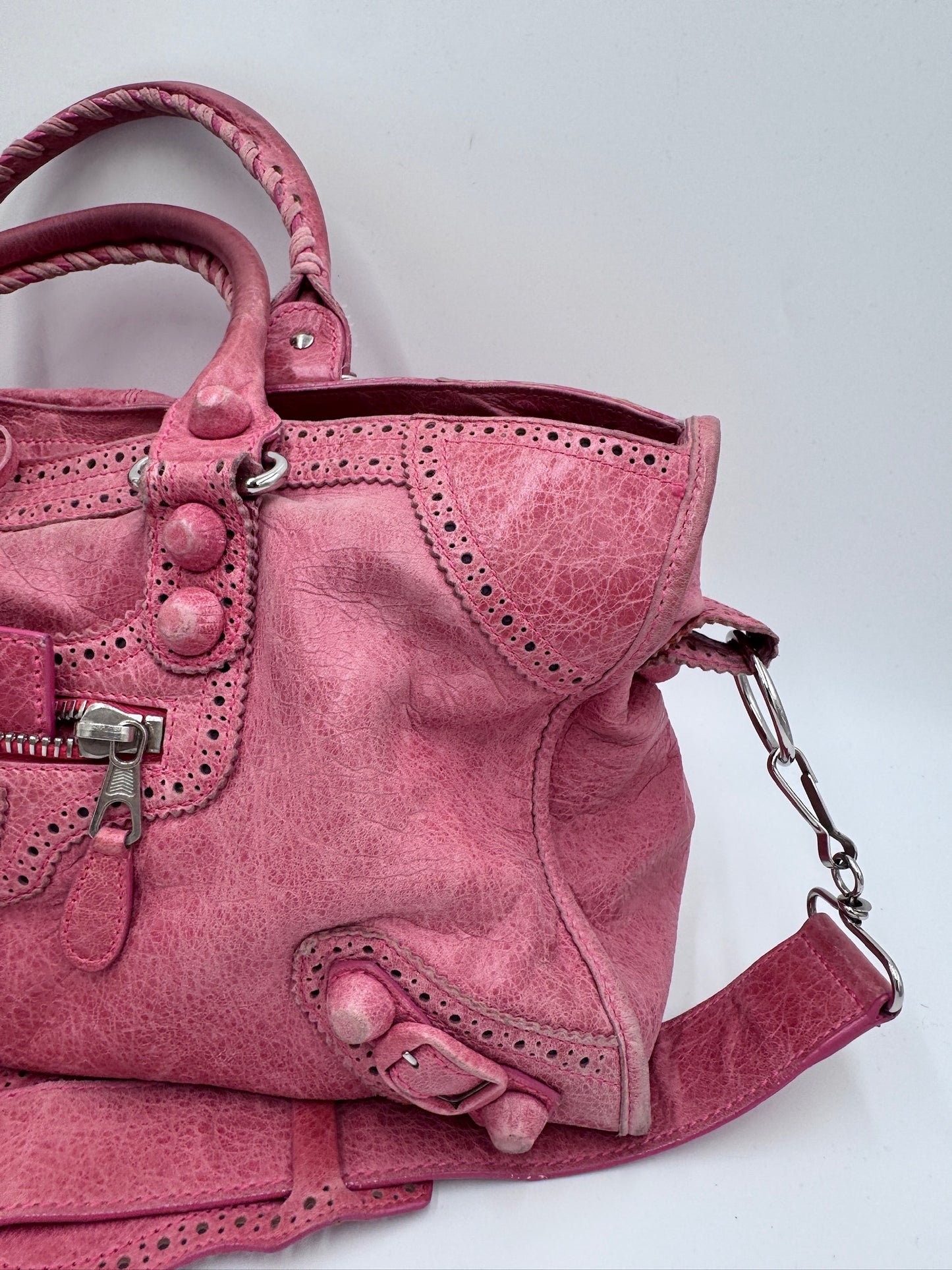 Rechte Seitliche Ansicht der Balenciaga The City Schultertasche, Details des schwarzen Leders