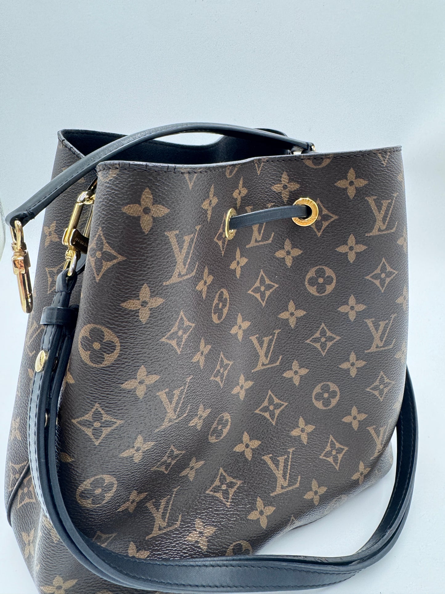 Detailansicht des Rückteils der Louis Vuitton NeoNoe (monogram).