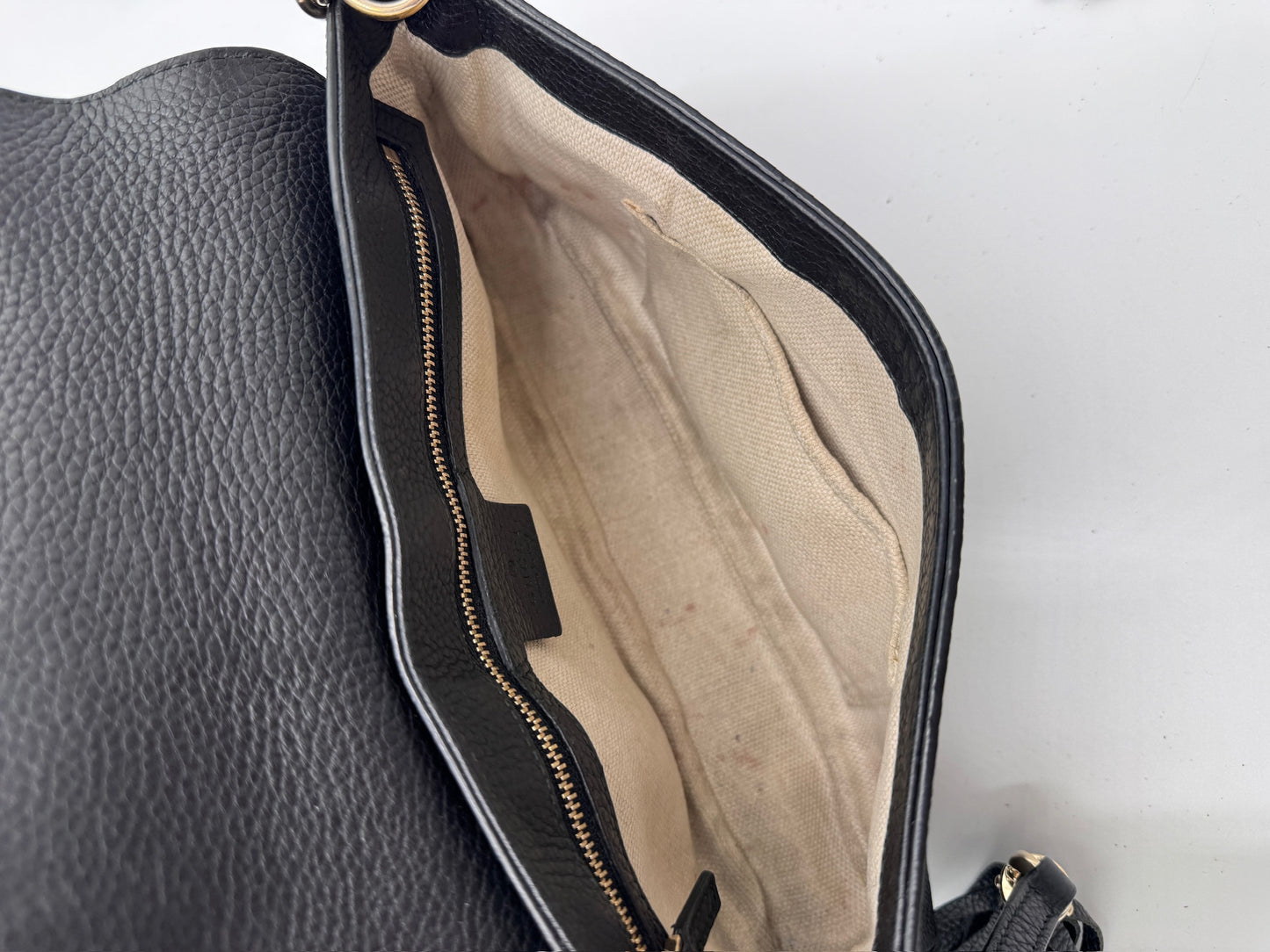 Innenraum dieser luxuriösen Gucci Crossbody – Secondhand-Stil mit Klasse.
