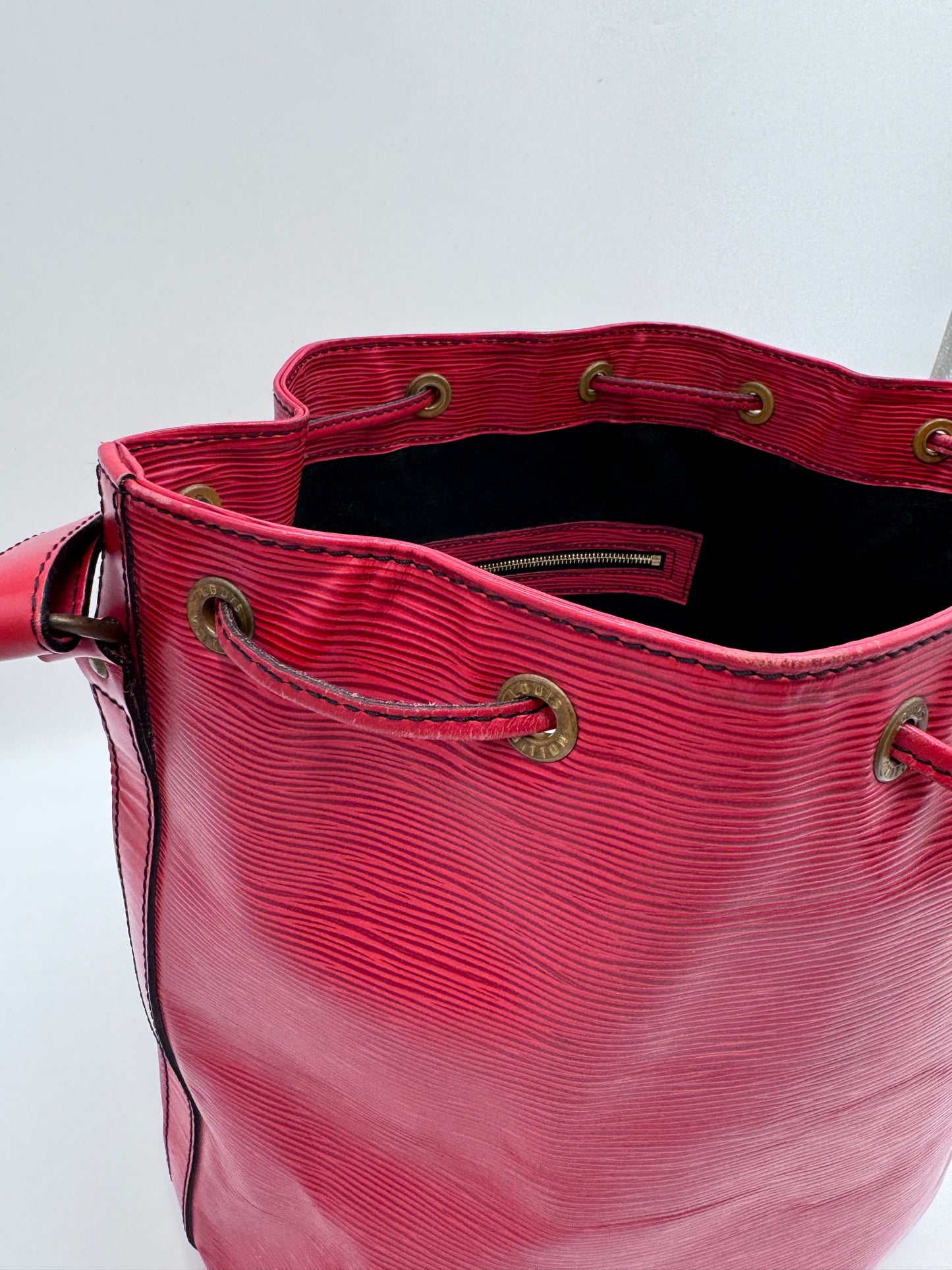 Metallelemente der Louis Vuitton Noe Grande (rot), hochwertig verarbeitet.