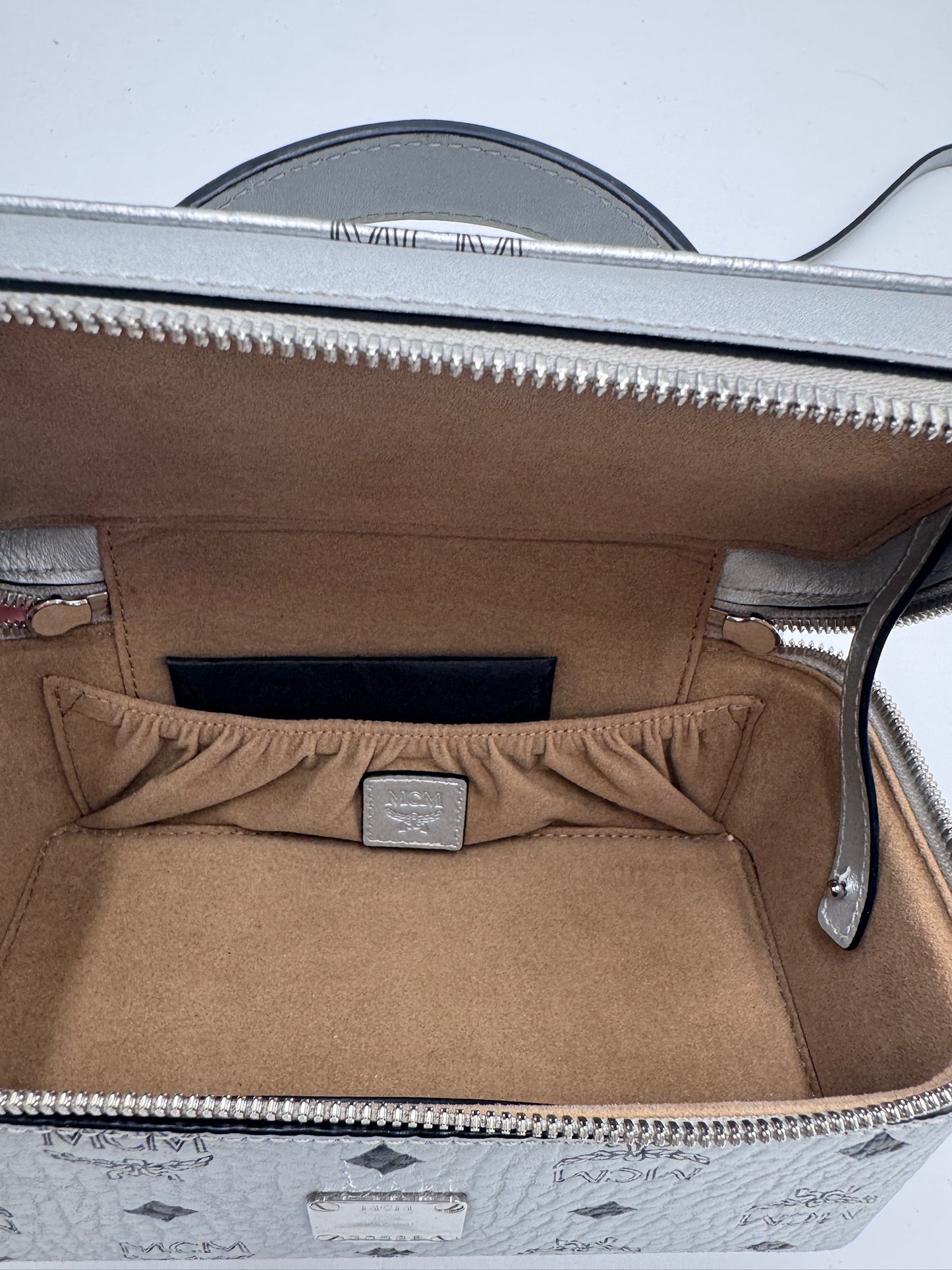 Blick ins Innere der Silber vintage MCM (Crossbody).